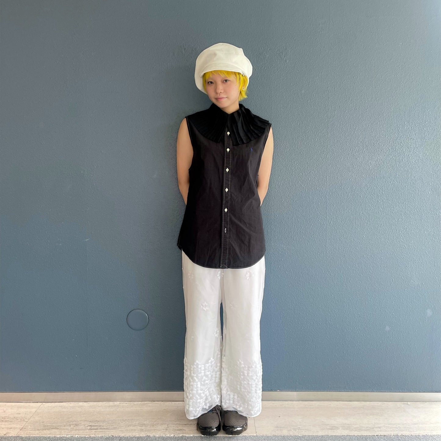 PLEATED COLLAR SLEEVELESS SHIRT / BLACK / プリーツカラースリーブレスシャツ