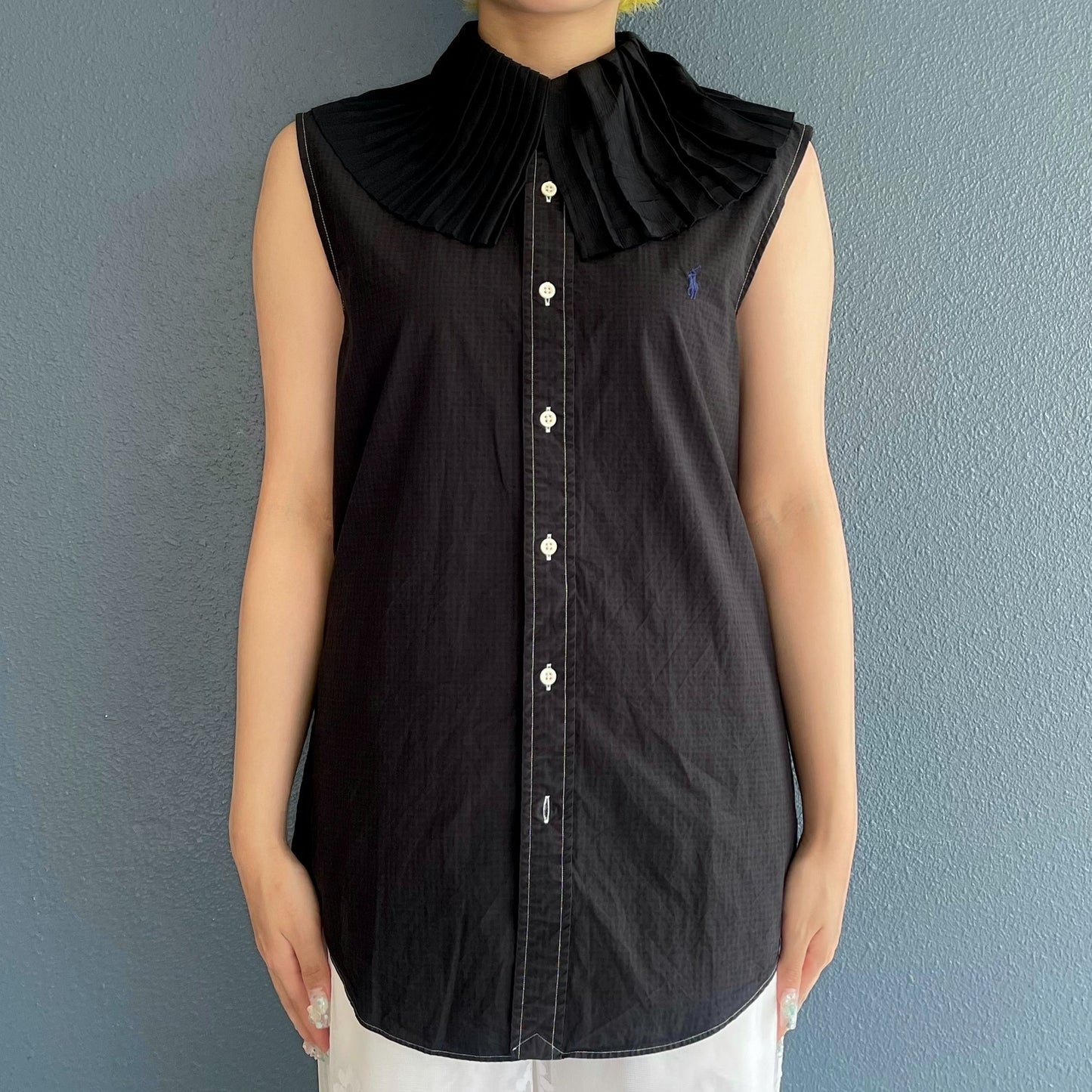 PLEATED COLLAR SLEEVELESS SHIRT / BLACK / プリーツカラースリーブレスシャツ