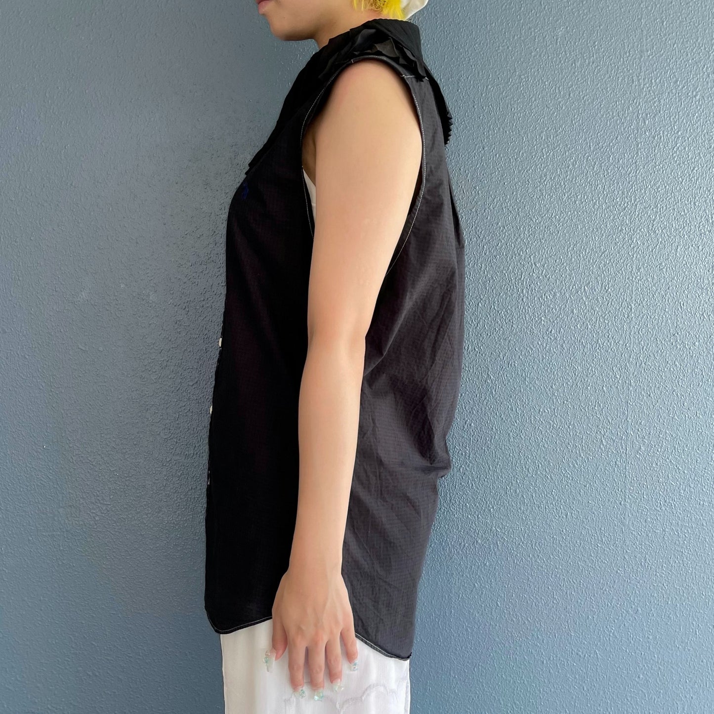 PLEATED COLLAR SLEEVELESS SHIRT / BLACK / プリーツカラースリーブレスシャツ