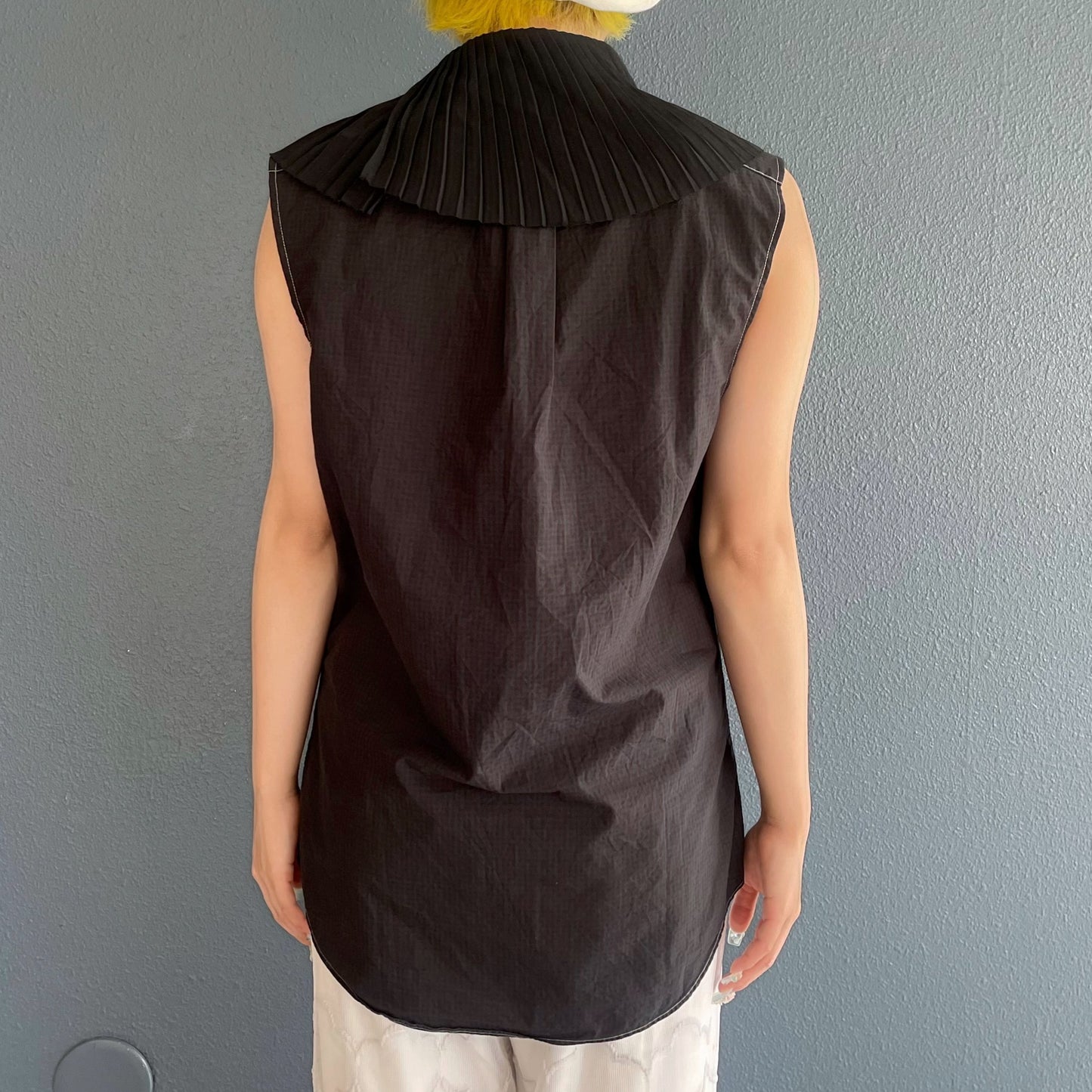 PLEATED COLLAR SLEEVELESS SHIRT / BLACK / プリーツカラースリーブレスシャツ