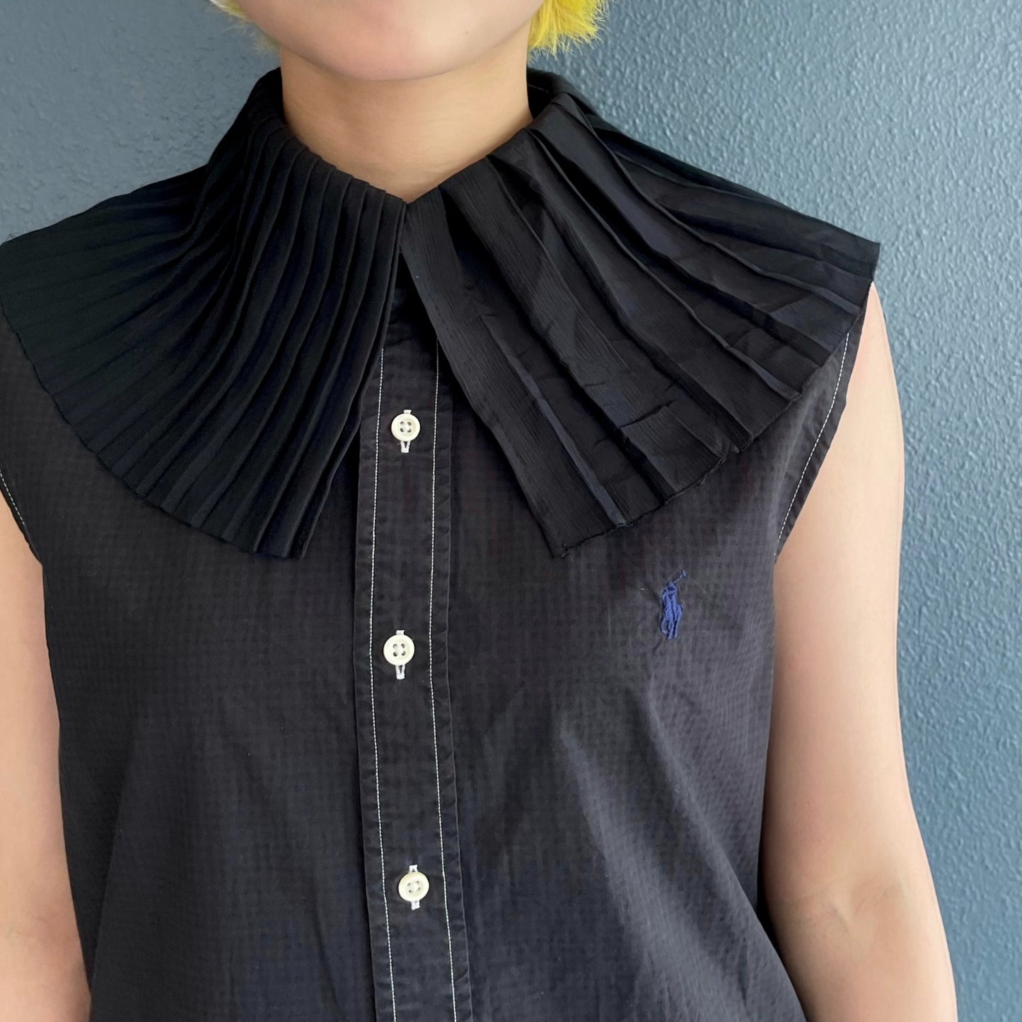 PLEATED COLLAR SLEEVELESS SHIRT / BLACK / プリーツカラースリーブレスシャツ