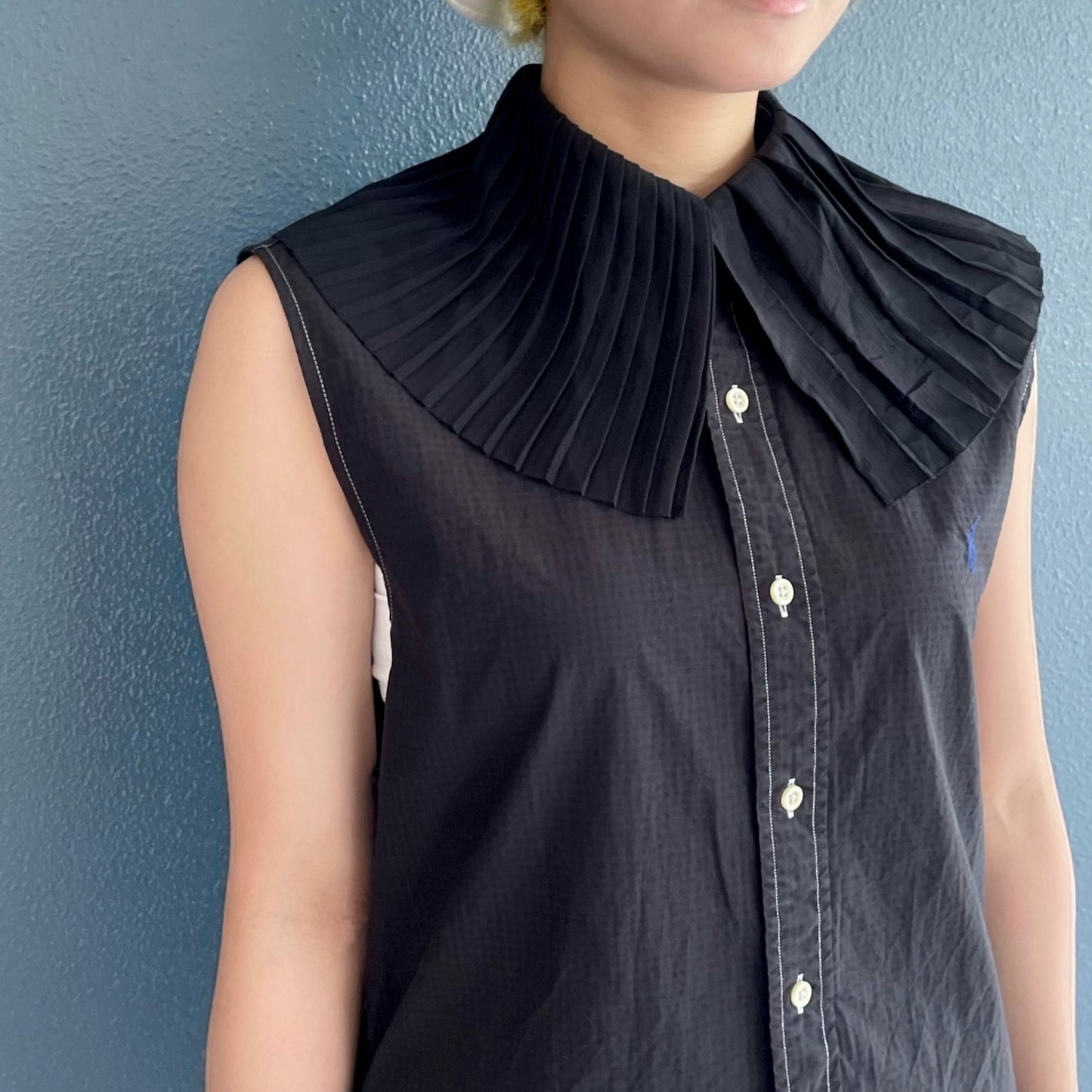 PLEATED COLLAR SLEEVELESS SHIRT / BLACK / プリーツカラースリーブレスシャツ