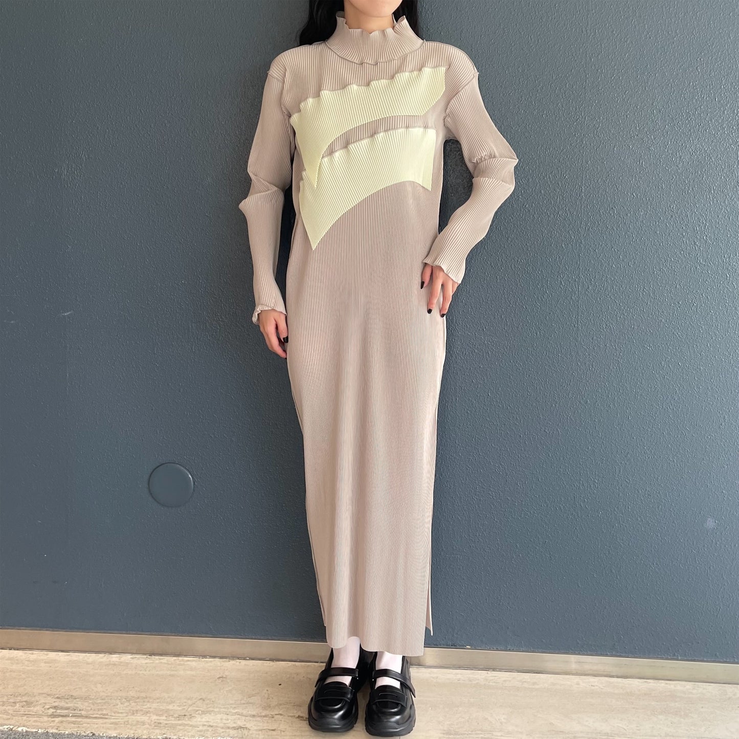 TODO WAVE LONG-SLEEVE DRESS *HIGH NECK TYPE / GRAY / プリーツハイネックドレス | シープ /  SHEEP | kotohayokozawa