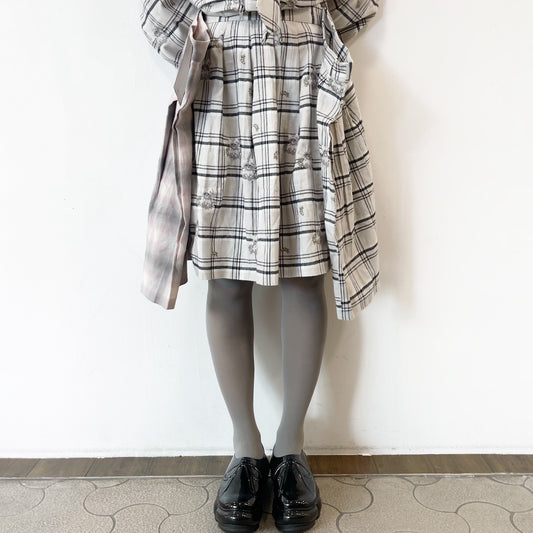 BUG PLEATS SKIRT EMBROIDERY / GRAY / ドッキングスカート