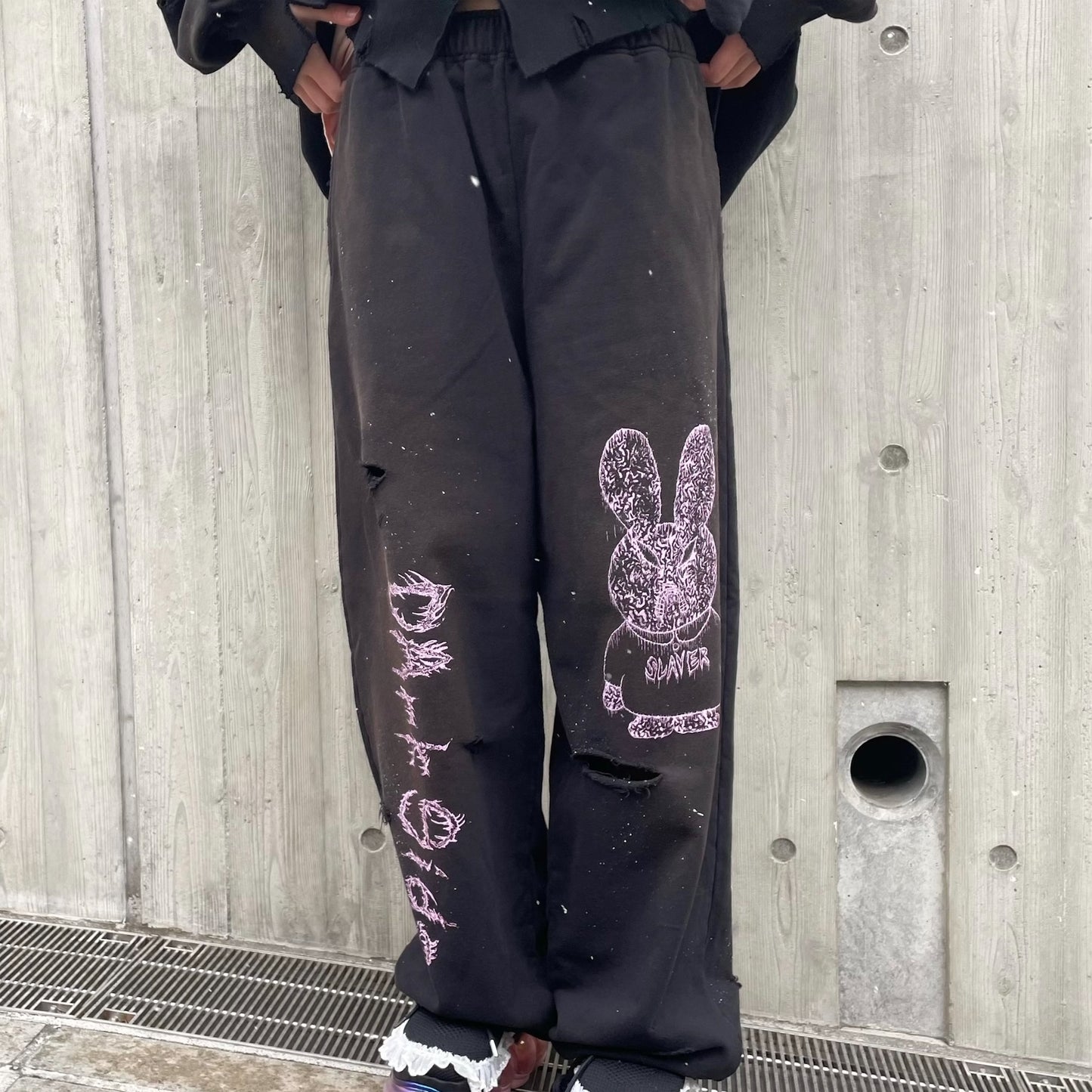 DESTROYED SWEAT PANTS BIOSTONE WASHED DAMAGE STAIN PROCESSED / BLACK / ダメージスウェットパンツ