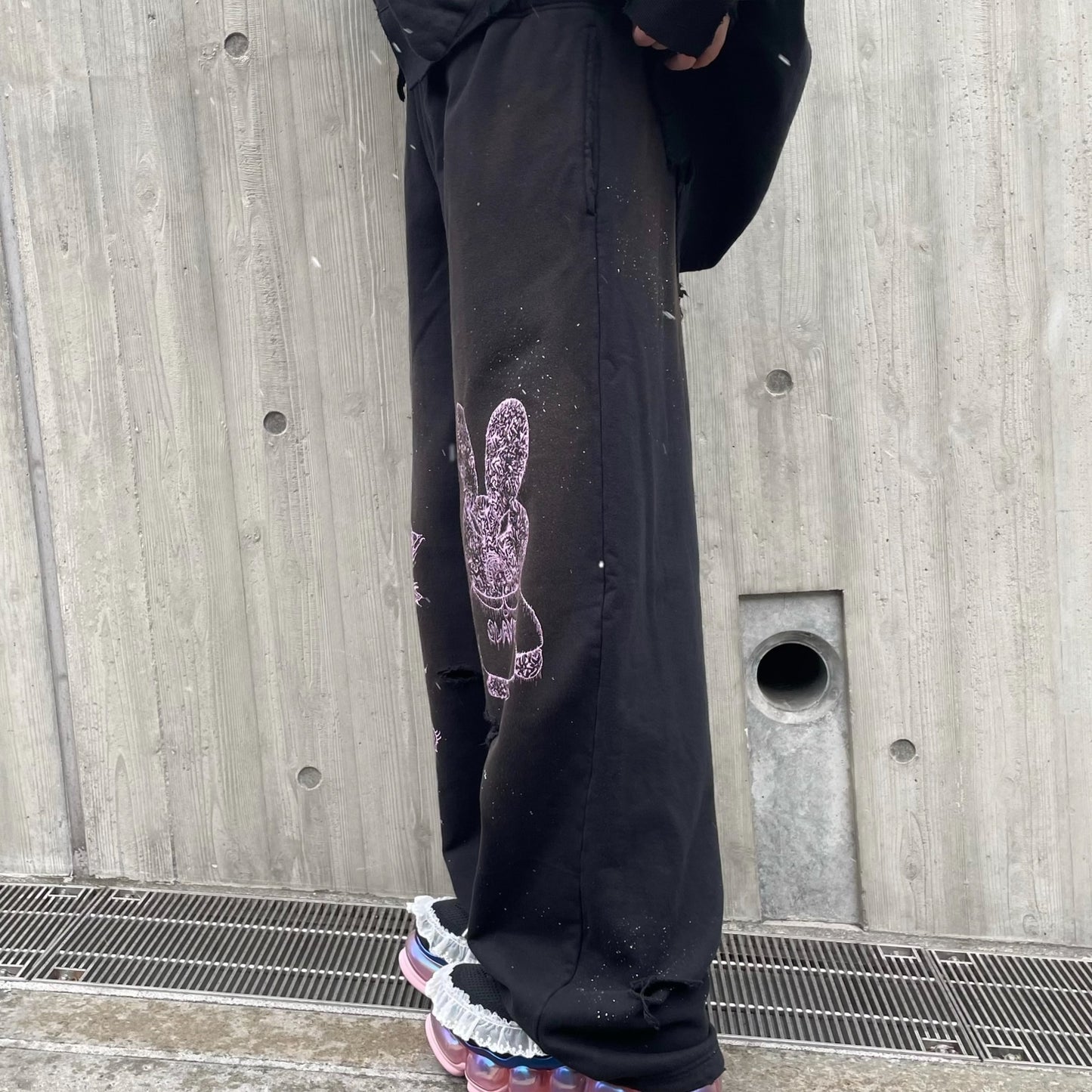 DESTROYED SWEAT PANTS BIOSTONE WASHED DAMAGE STAIN PROCESSED / BLACK / ダメージスウェットパンツ