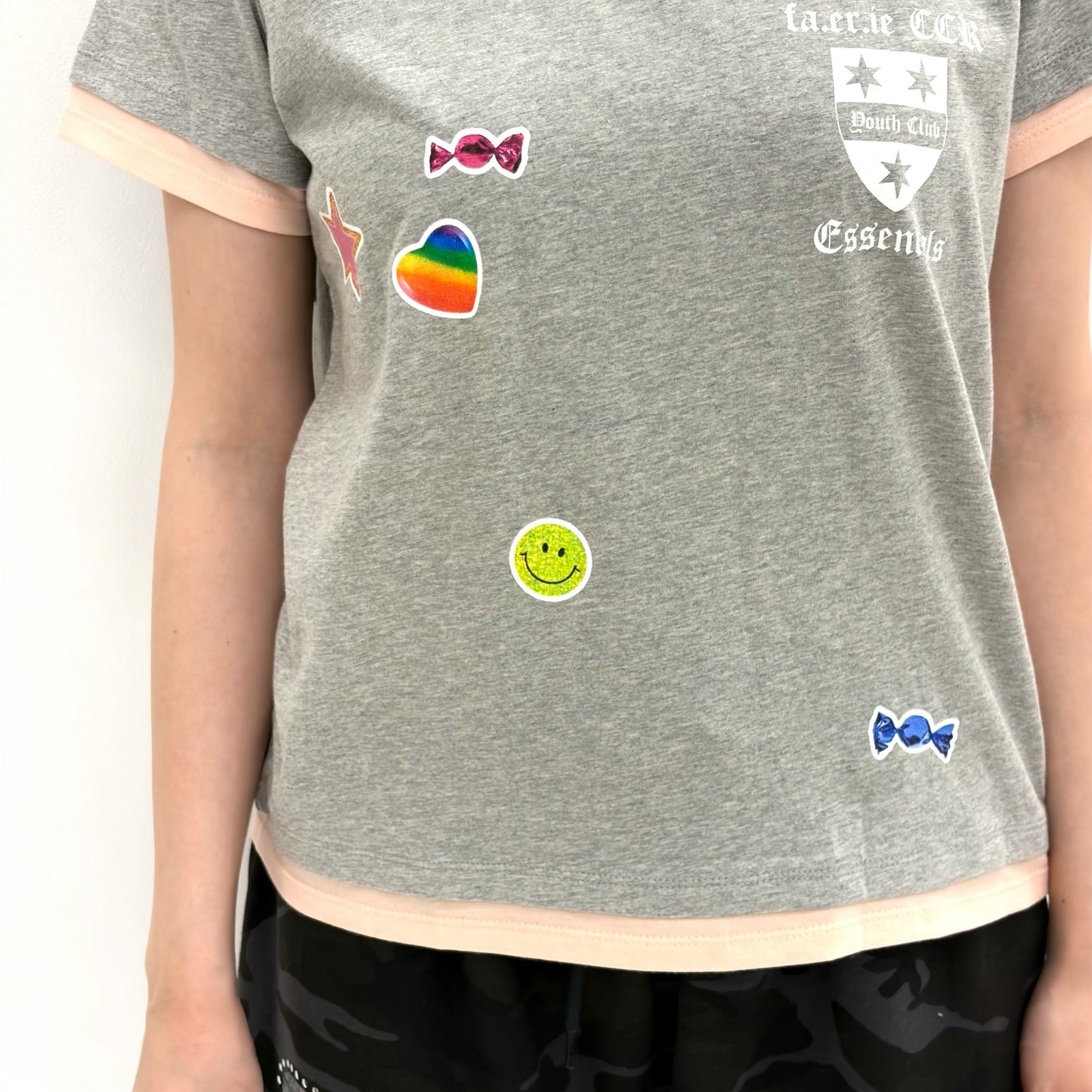 [F.E.E.S] sticker layered t-shirt / melange grey / ステッカーレイヤードtシャツ