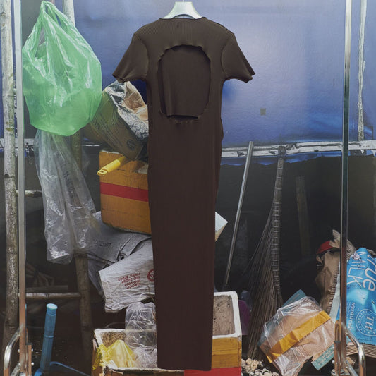 PEEPHOLE-BACK SHORT SLEEVE DRESS / BROWN / バックホールプリーツドレス