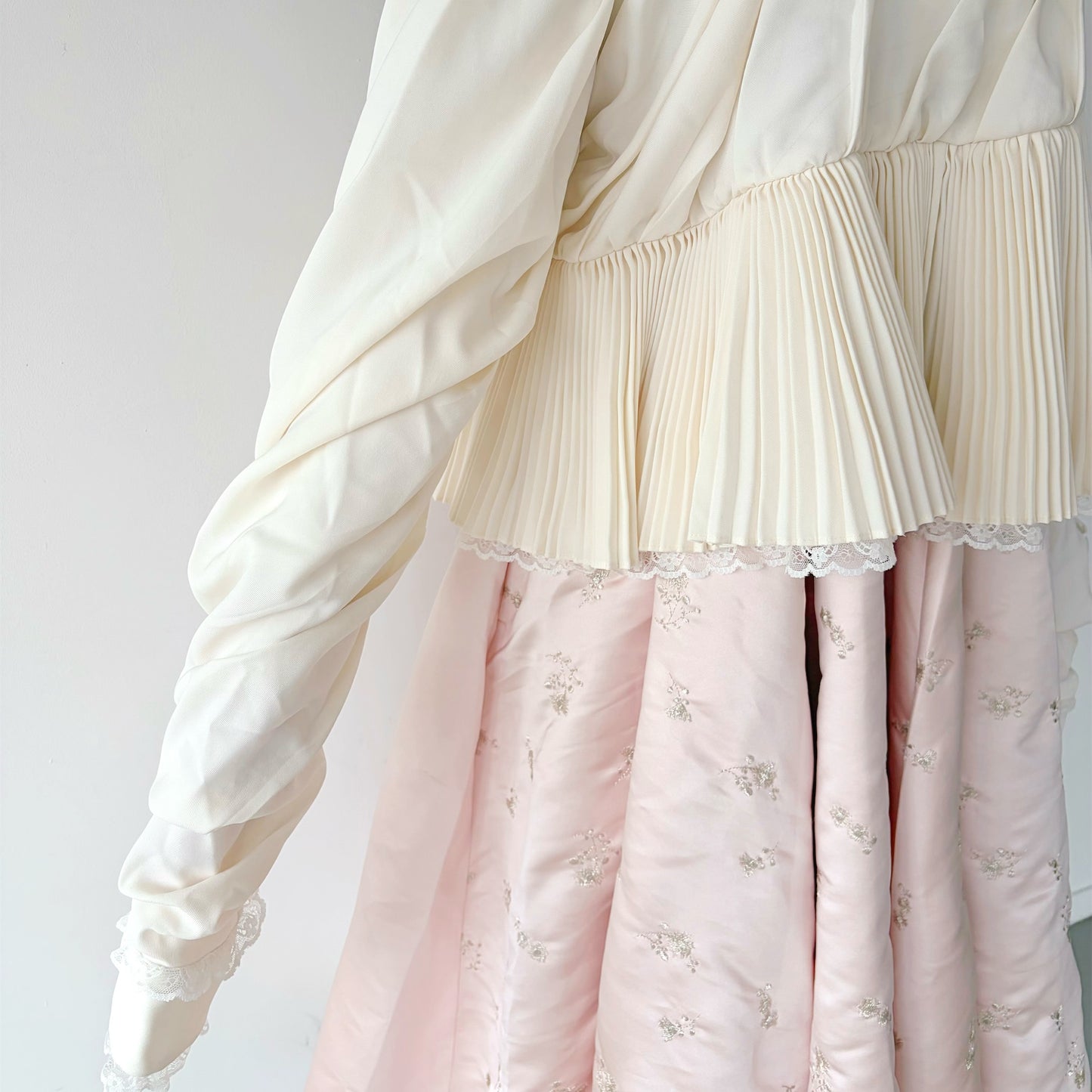 CHILDISH PLEATS SHIRT / IVORY / ユニークプリーツシャツ