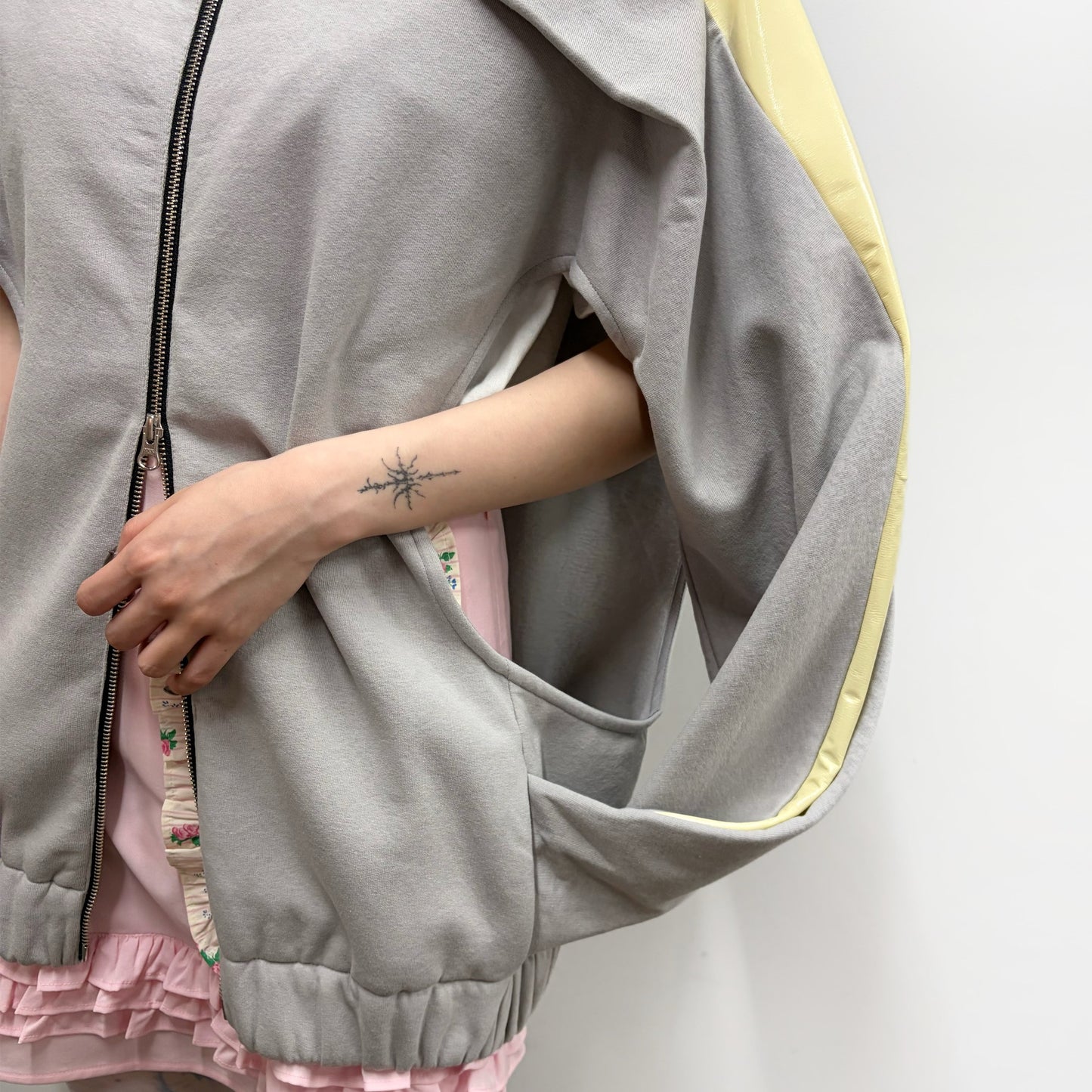 TWISTED TRACK JACKET / CREAM x GREY / ツイストトラックジャケット