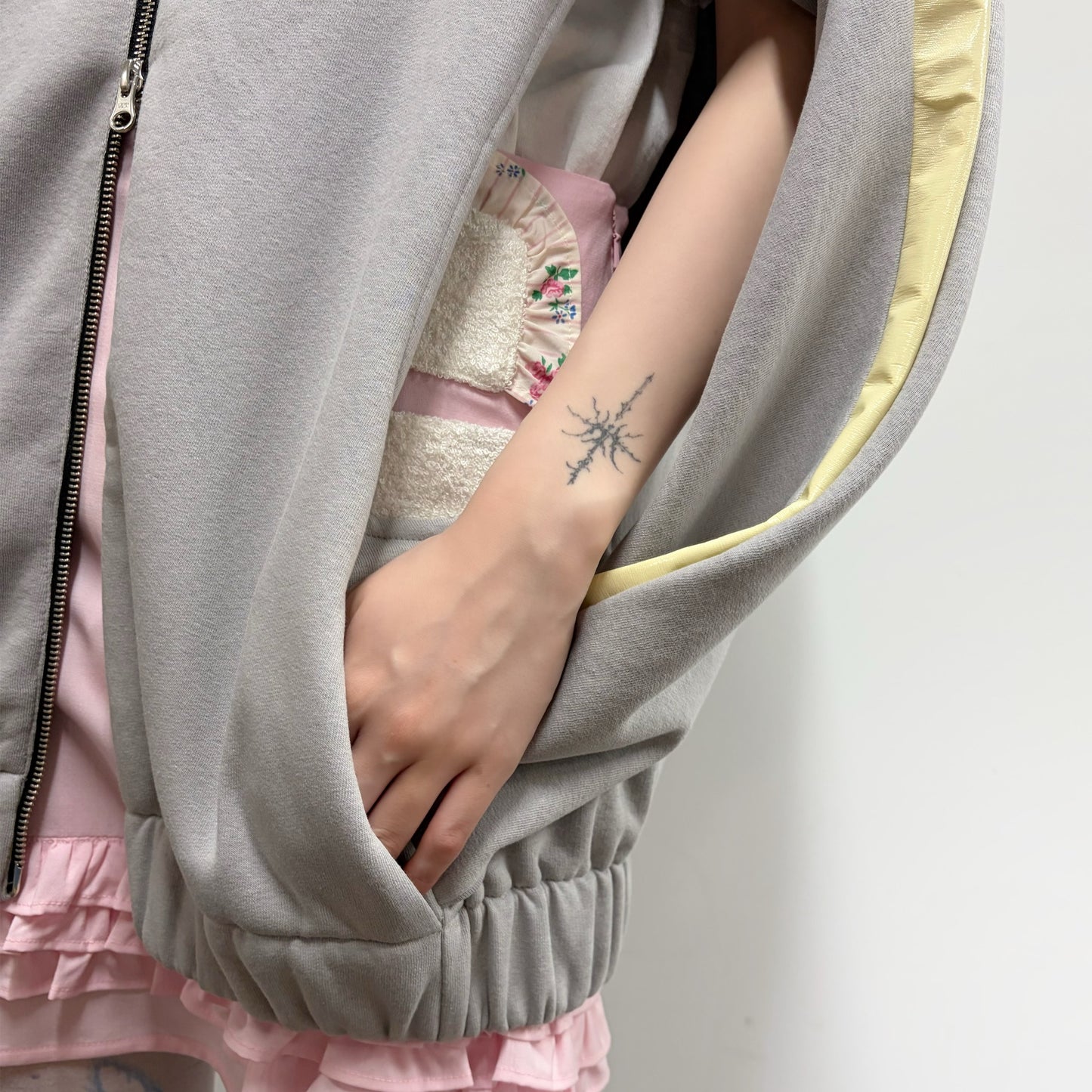 TWISTED TRACK JACKET / CREAM x GREY / ツイストトラックジャケット