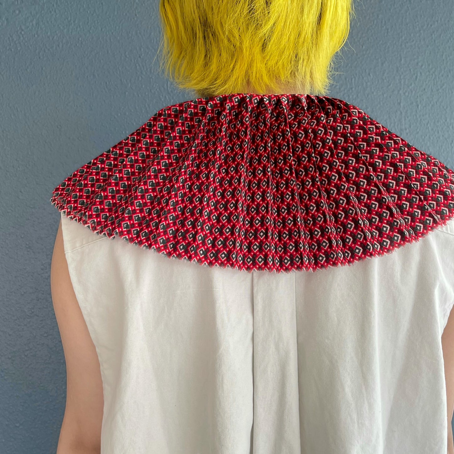 PLEATED COLLAR SLEEVELESS SHIRT / WHITE / プリーツカラースリーブレスシャツ