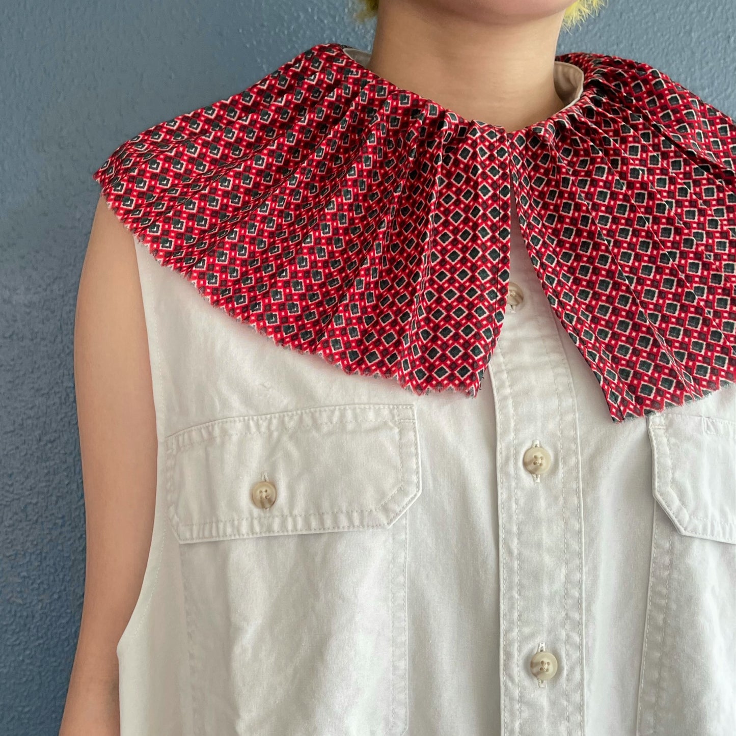 PLEATED COLLAR SLEEVELESS SHIRT / WHITE / プリーツカラースリーブレスシャツ