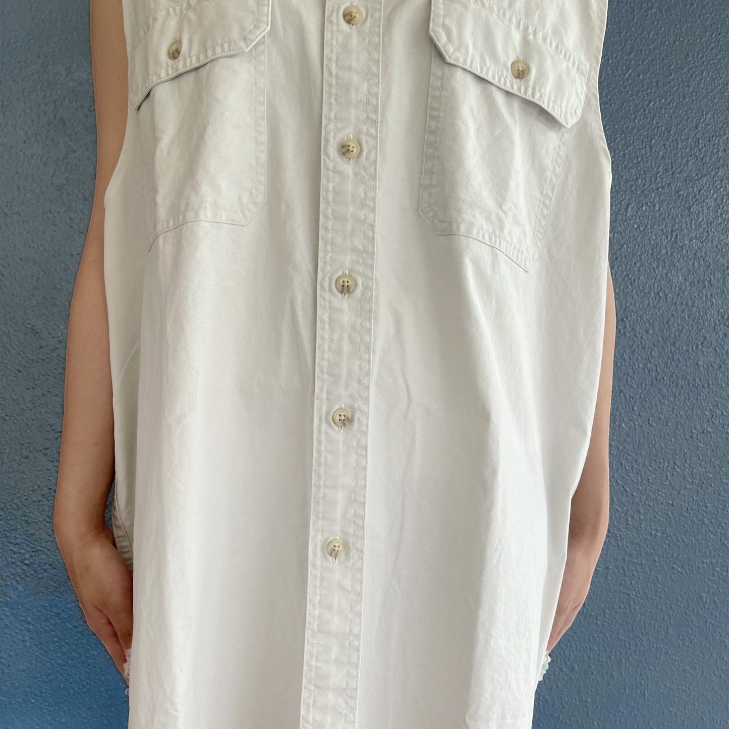 PLEATED COLLAR SLEEVELESS SHIRT / WHITE / プリーツカラースリーブレスシャツ