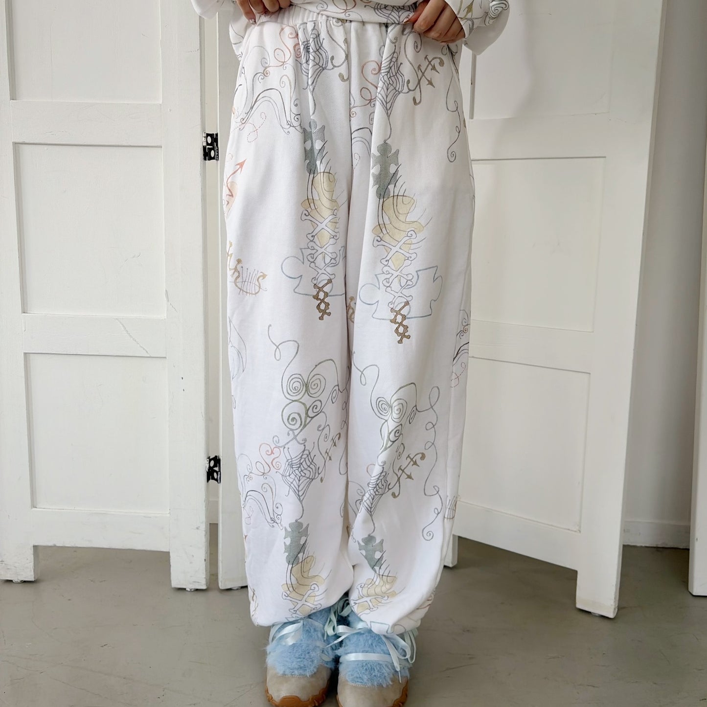 【Collabolation with Lee Haesun】Haesun Long sweat pants-Wide / White / グラフィックスウェットパンツ