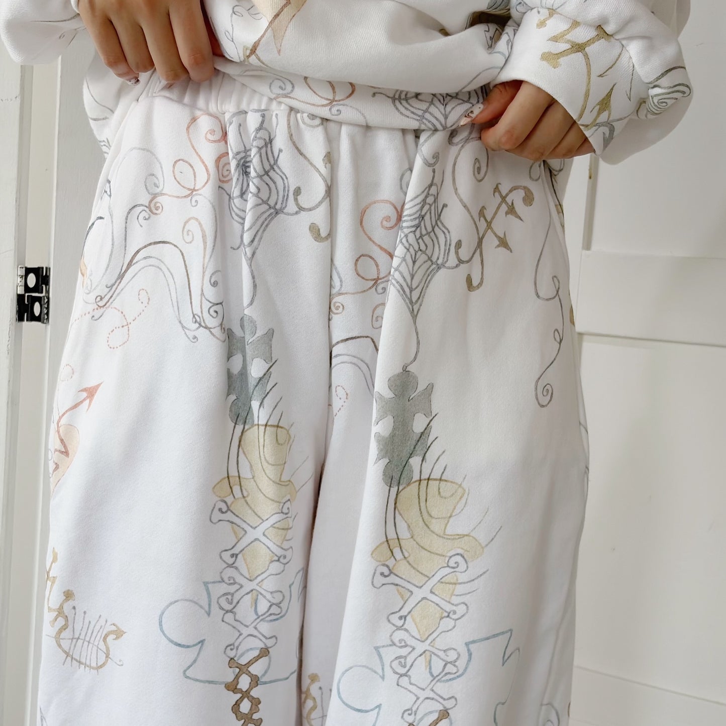 【Collabolation with Lee Haesun】Haesun Long sweat pants-Wide / White / グラフィックスウェットパンツ