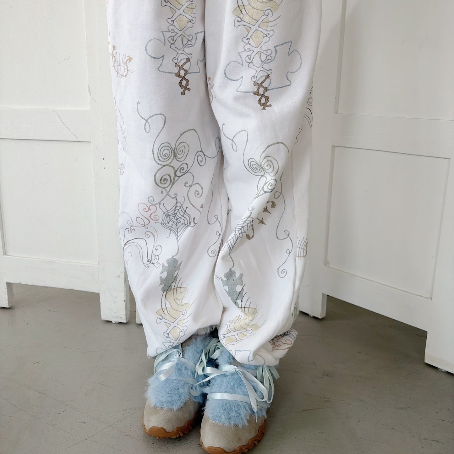【Collabolation with Lee Haesun】Haesun Long sweat pants-Wide / White / グラフィックスウェットパンツ