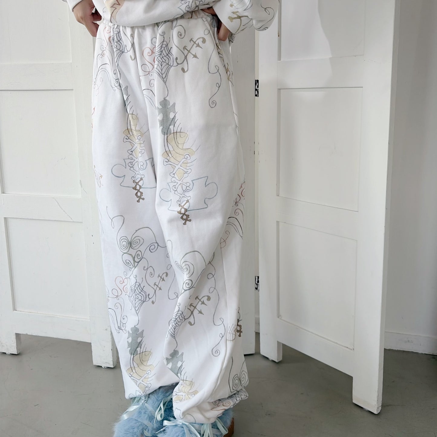 【Collabolation with Lee Haesun】Haesun Long sweat pants-Wide / White / グラフィックスウェットパンツ