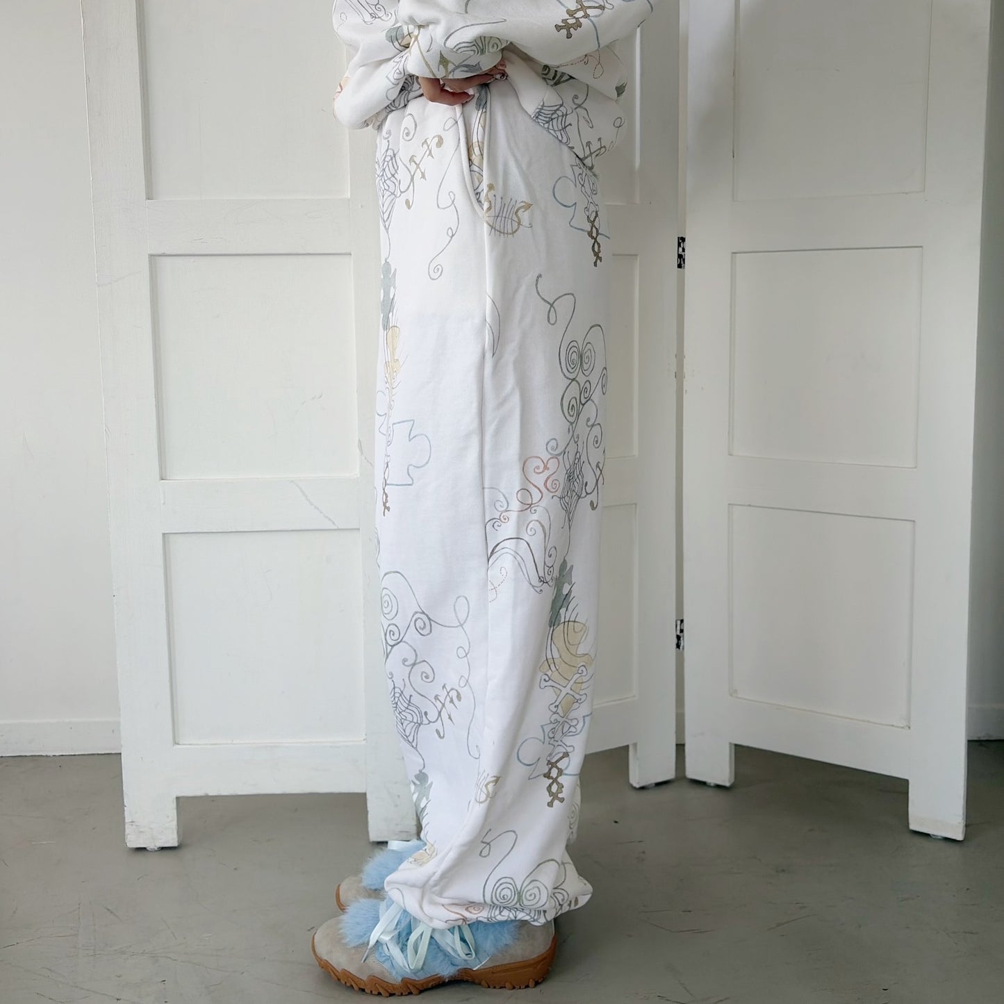 【Collabolation with Lee Haesun】Haesun Long sweat pants-Wide / White / グラフィックスウェットパンツ