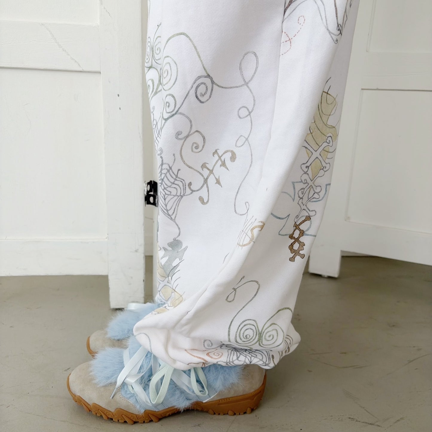 【Collabolation with Lee Haesun】Haesun Long sweat pants-Wide / White / グラフィックスウェットパンツ