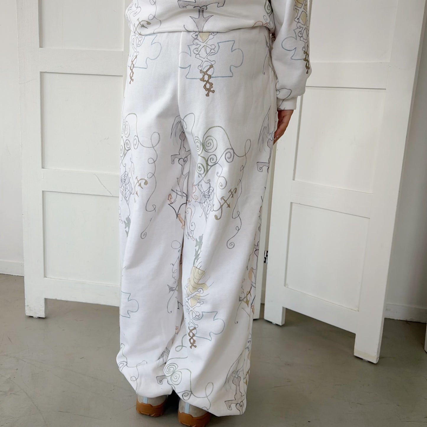 【Collabolation with Lee Haesun】Haesun Long sweat pants-Wide / White / グラフィックスウェットパンツ