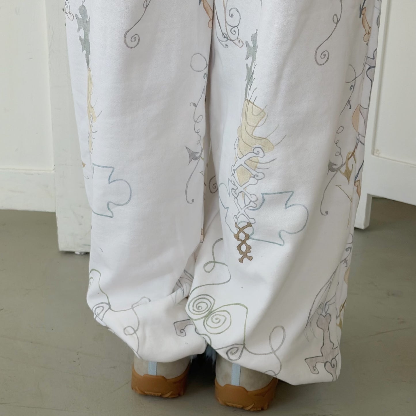 【Collabolation with Lee Haesun】Haesun Long sweat pants-Wide / White / グラフィックスウェットパンツ