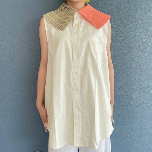 PLEATED COLLAR SLEEVELESS SHIRT / WHITE / プリーツカラースリーブレスシャツ