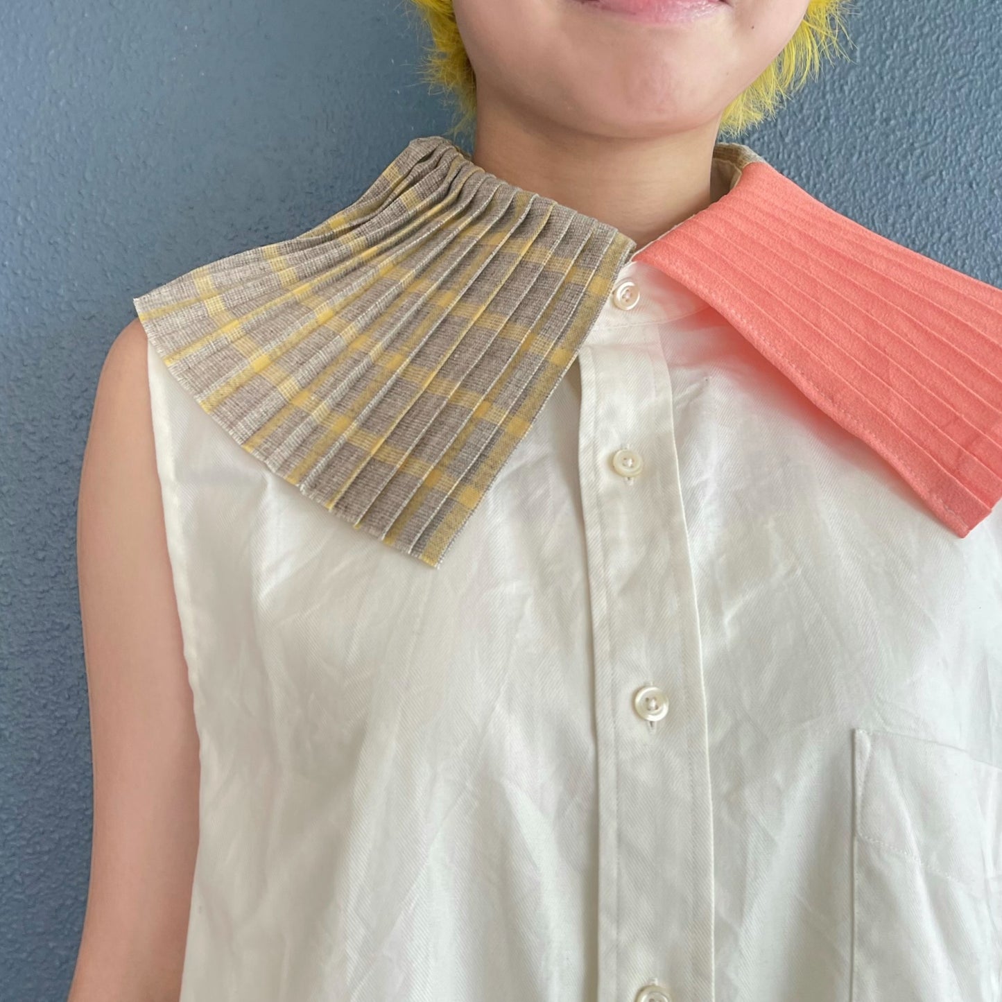 PLEATED COLLAR SLEEVELESS SHIRT / WHITE / プリーツカラースリーブレスシャツ