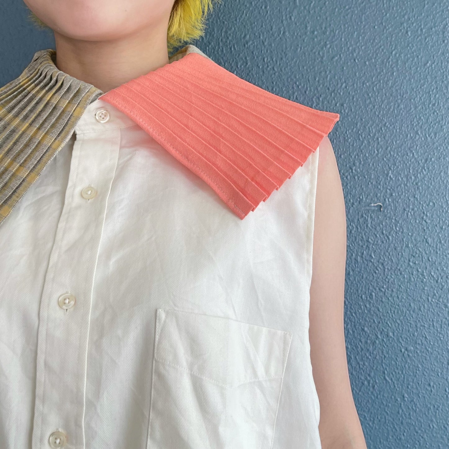 PLEATED COLLAR SLEEVELESS SHIRT / WHITE / プリーツカラースリーブレスシャツ