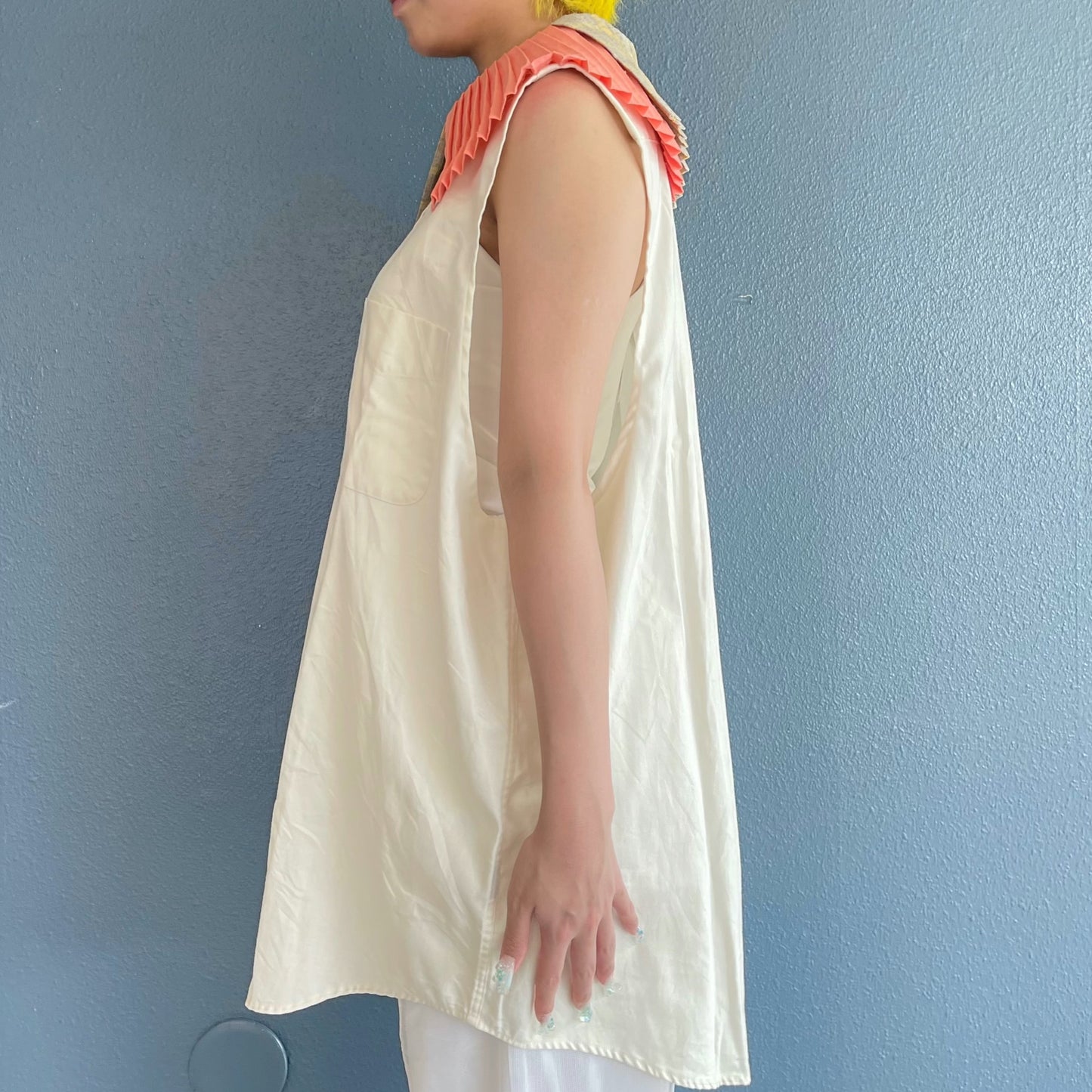 PLEATED COLLAR SLEEVELESS SHIRT / WHITE / プリーツカラースリーブレスシャツ