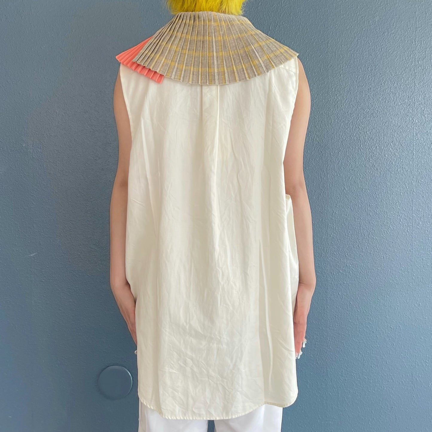 PLEATED COLLAR SLEEVELESS SHIRT / WHITE / プリーツカラースリーブレスシャツ