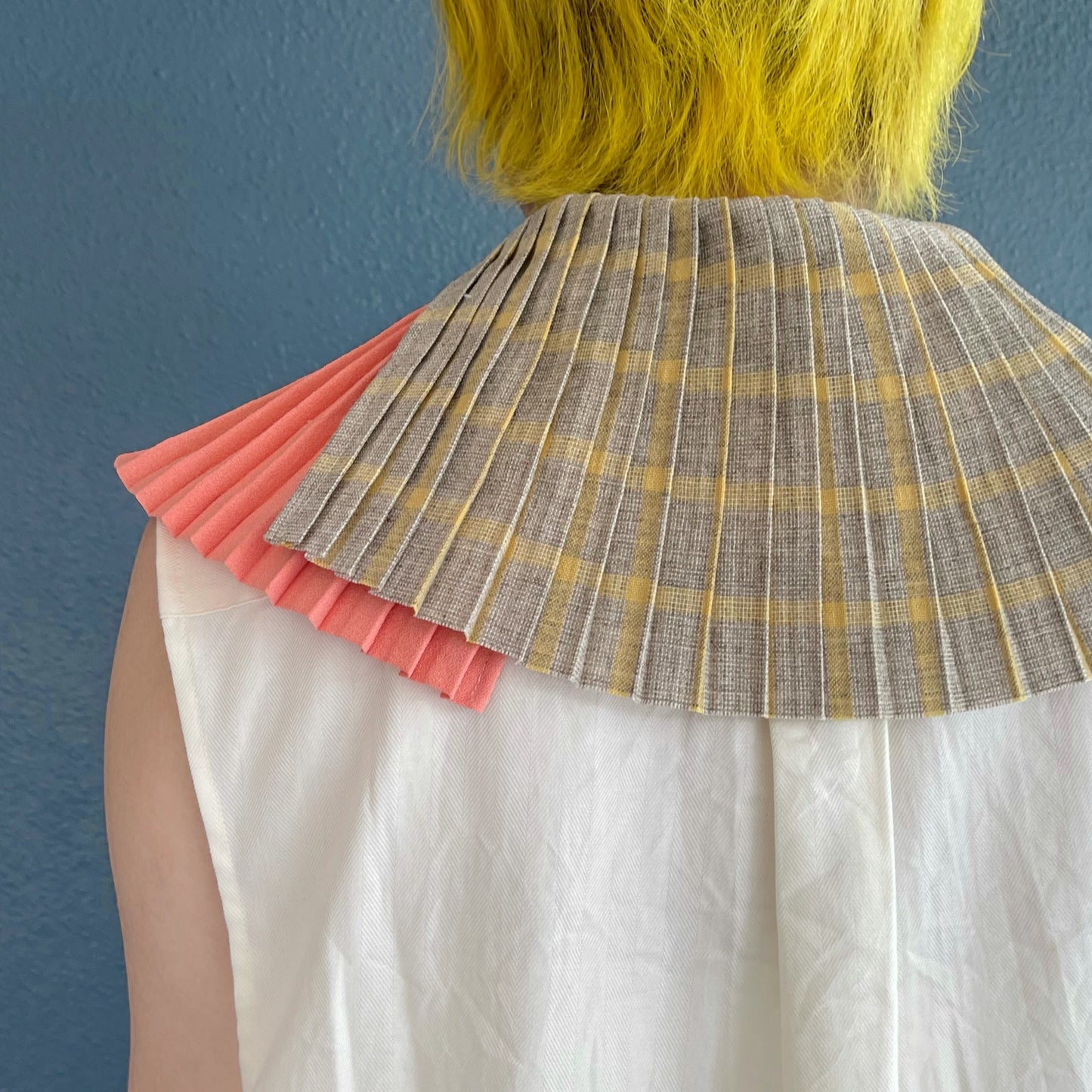 PLEATED COLLAR SLEEVELESS SHIRT / WHITE / プリーツカラースリーブレスシャツ