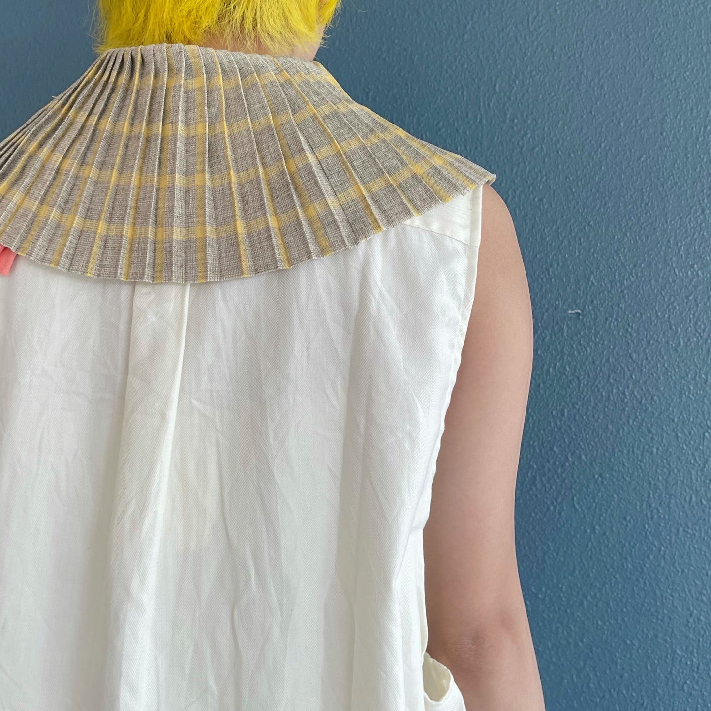 PLEATED COLLAR SLEEVELESS SHIRT / WHITE / プリーツカラースリーブレスシャツ