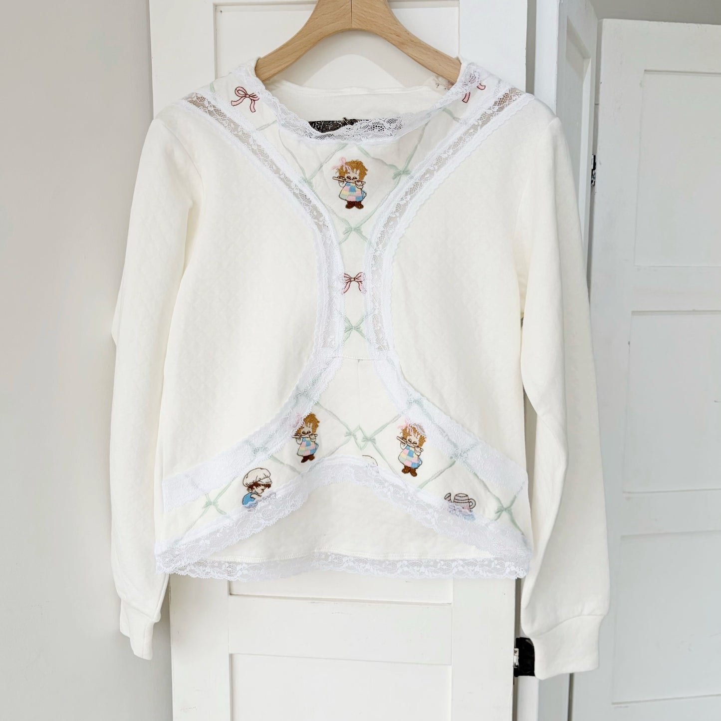 PANTY SHAPE TOP / WHITE / 刺繍フードトップ