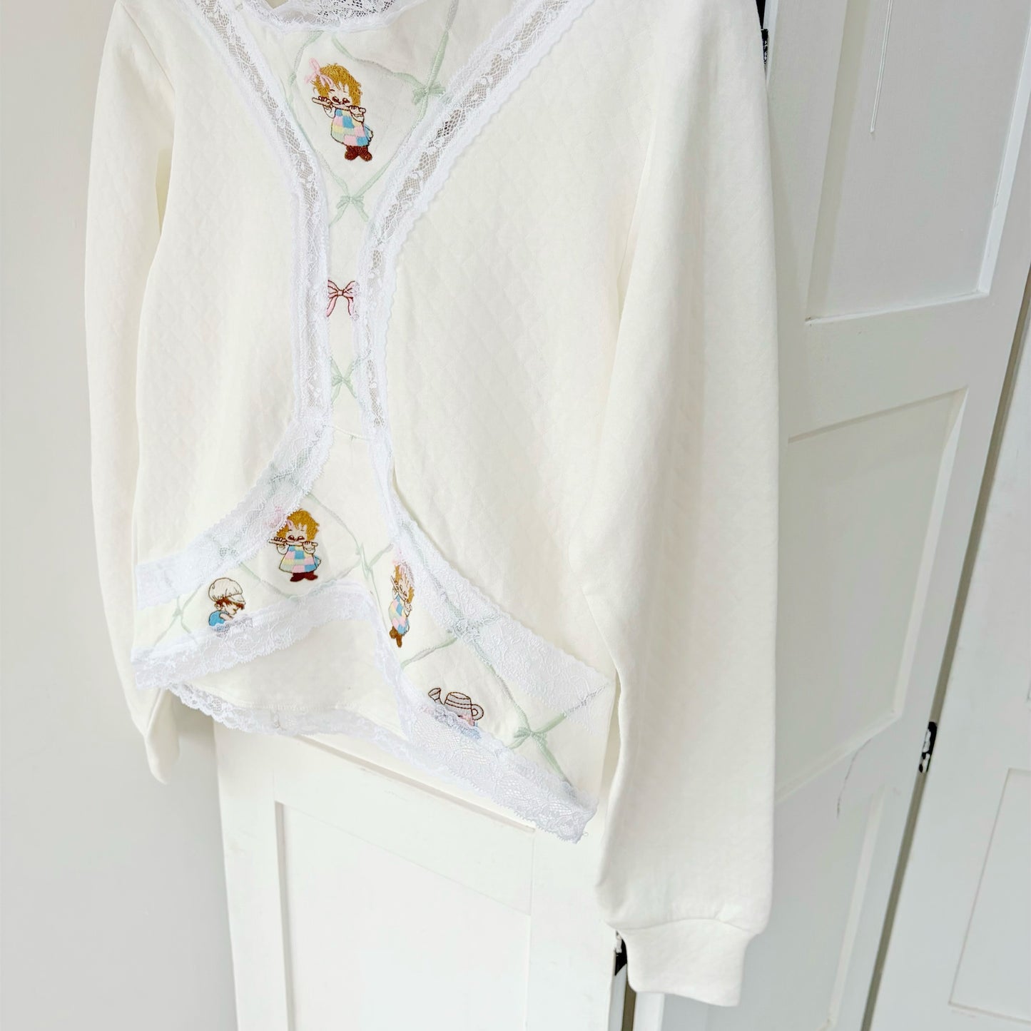 PANTY SHAPE TOP / WHITE / 刺繍フードトップ