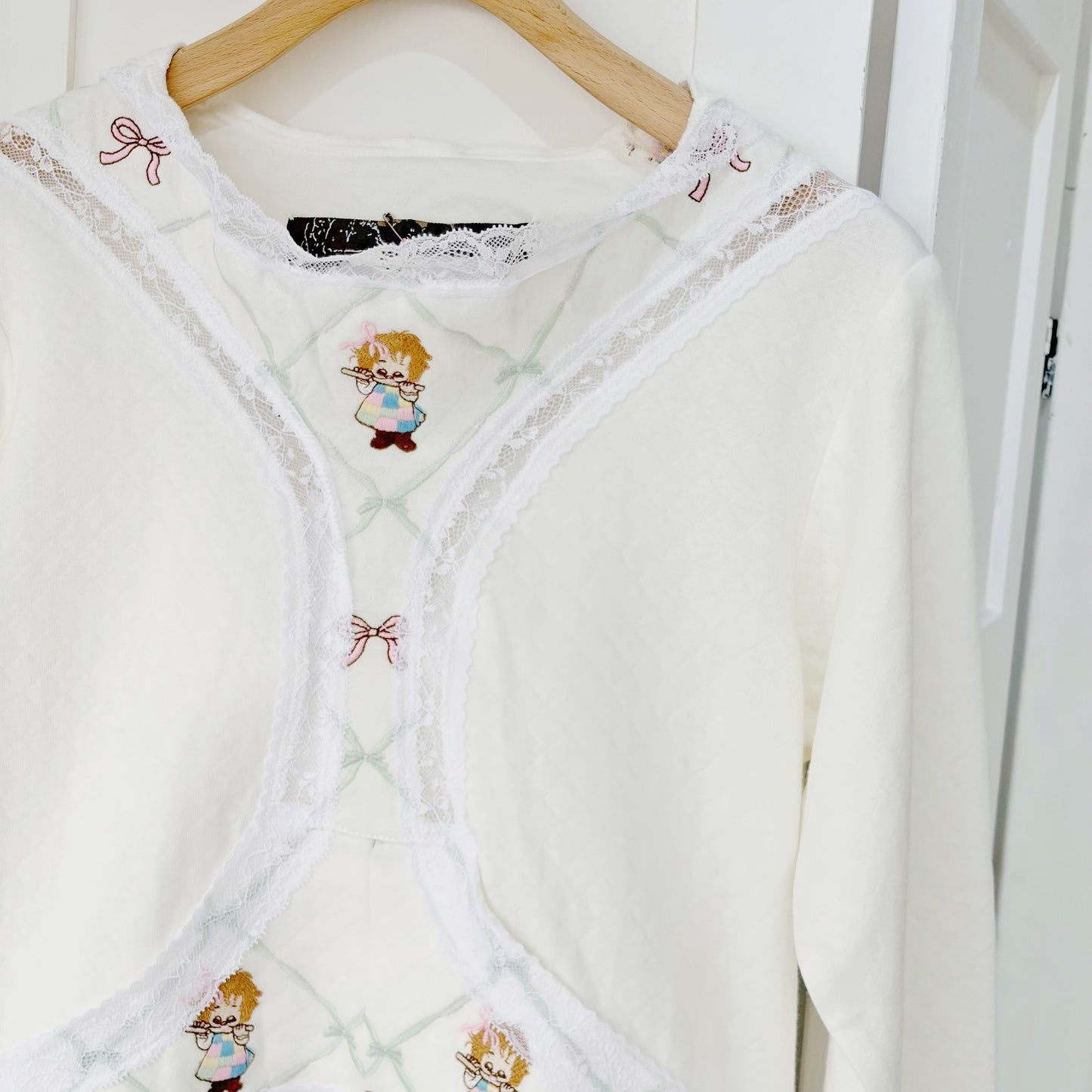 PANTY SHAPE TOP / WHITE / 刺繍フードトップ