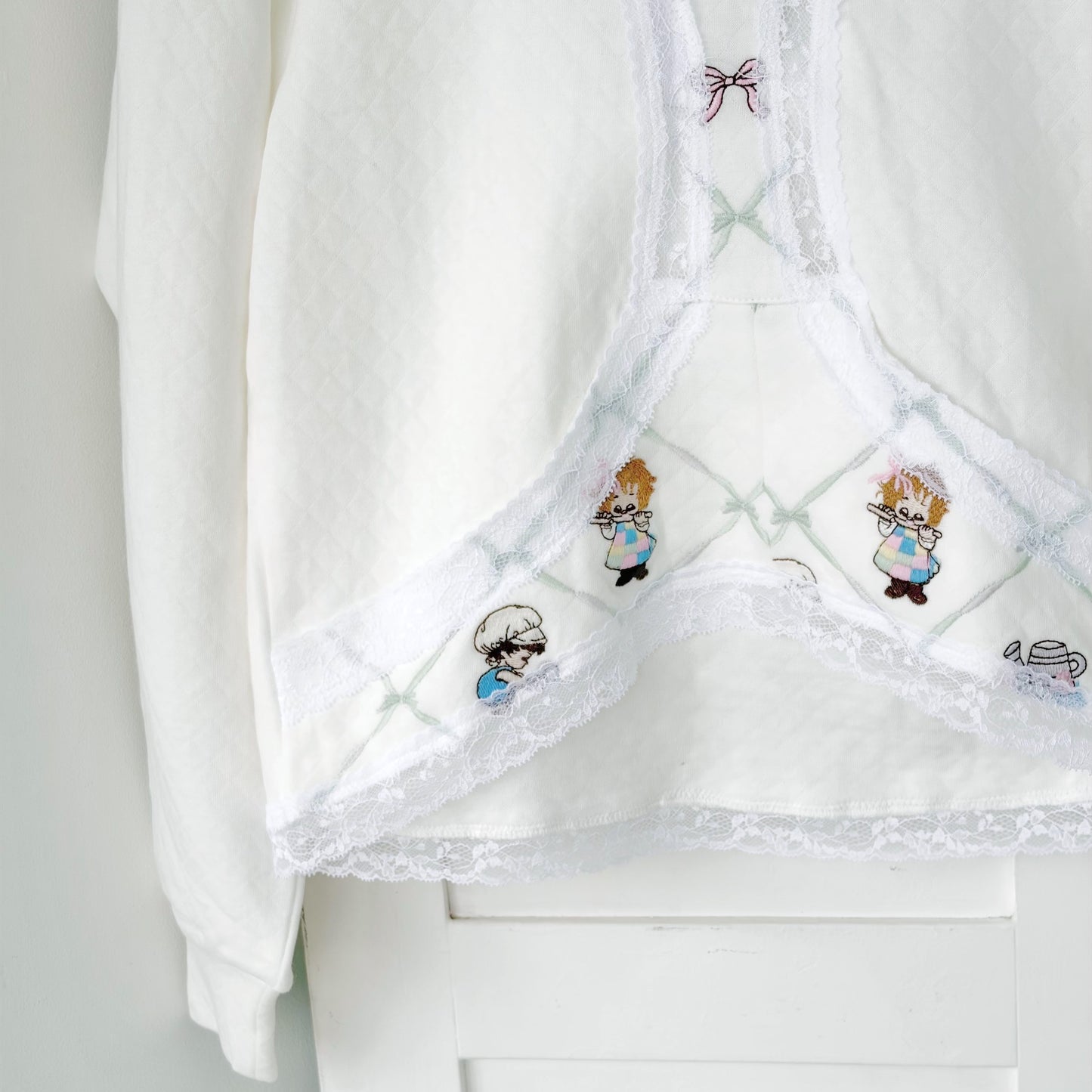 PANTY SHAPE TOP / WHITE / 刺繍フードトップ