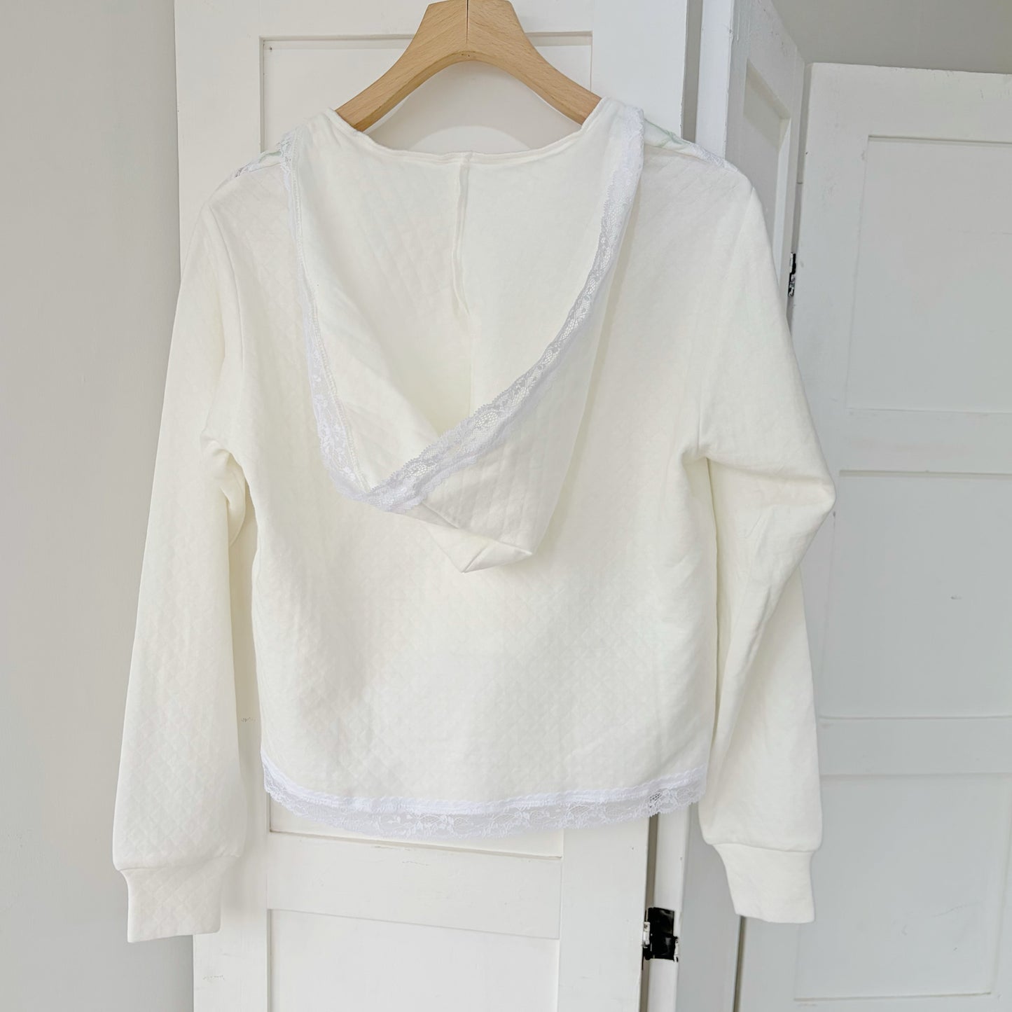 PANTY SHAPE TOP / WHITE / 刺繍フードトップ