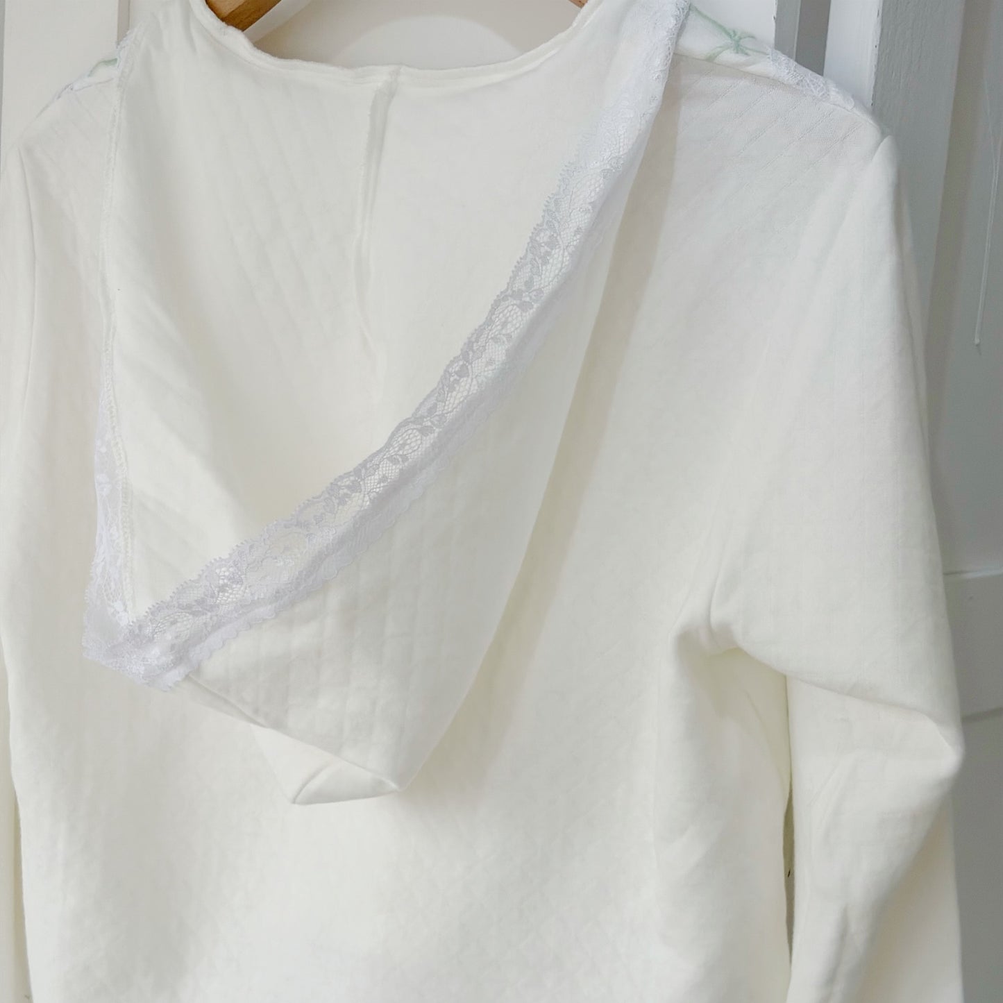 PANTY SHAPE TOP / WHITE / 刺繍フードトップ