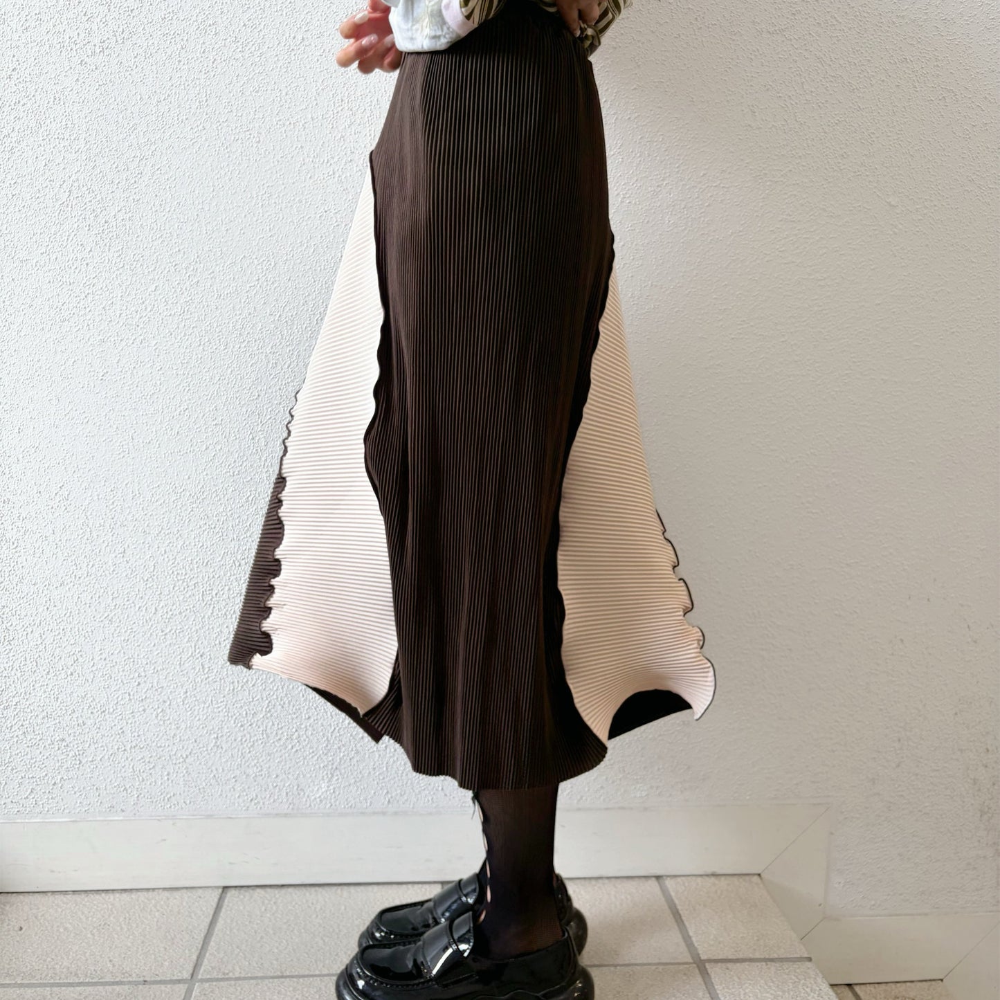 ARCH SKIRT / CHOCOLATE / プリーツスカート