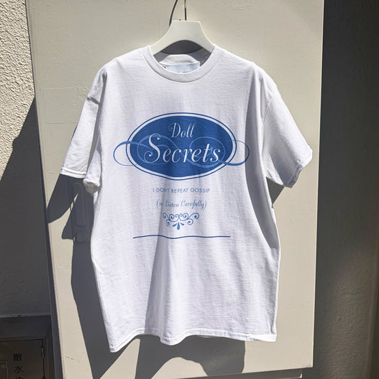 DOLL SECRETS T-SHIRT / WHITE / グラフィックTシャツ