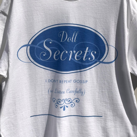 DOLL SECRETS T-SHIRT / WHITE / グラフィックTシャツ