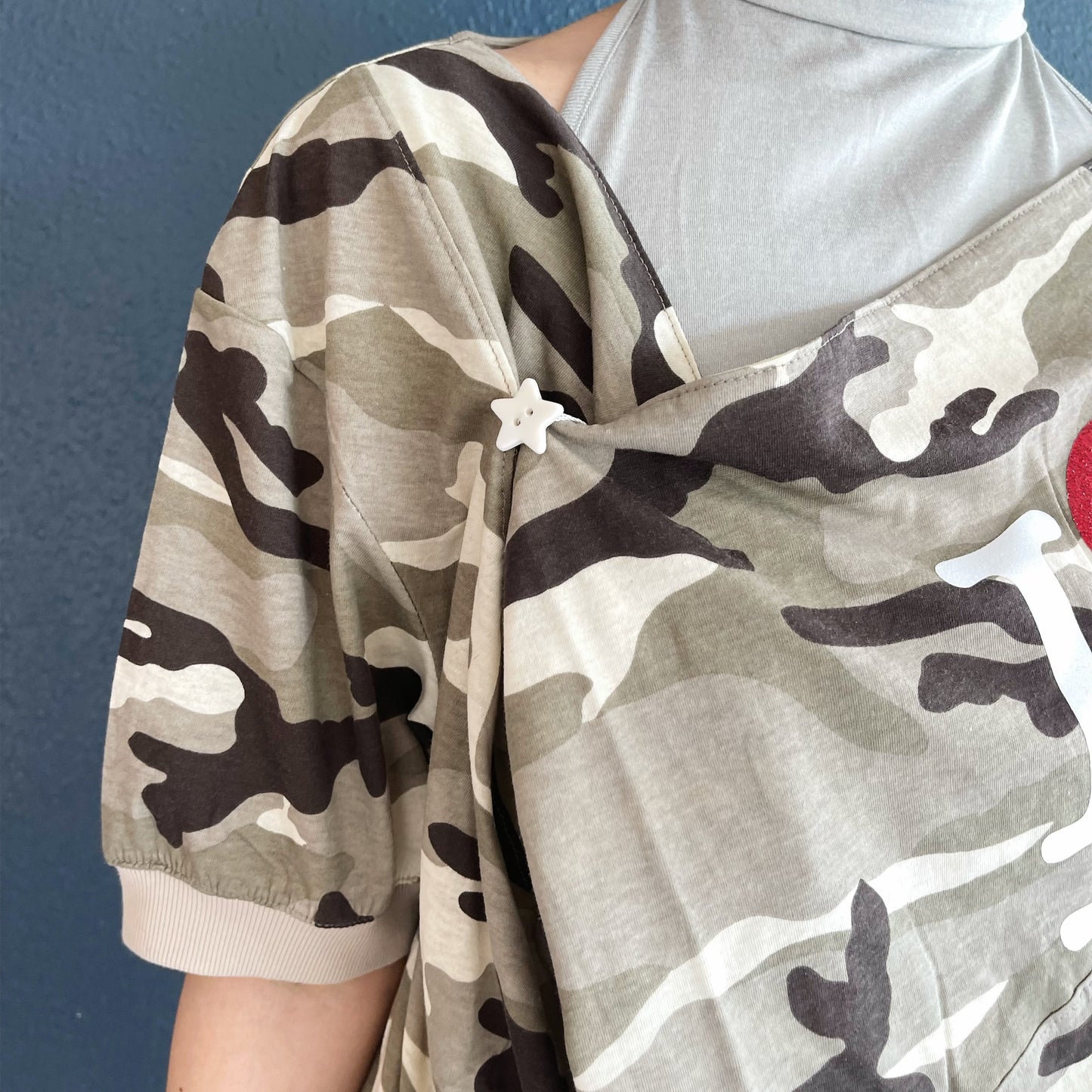 [fa.er.ie] cowl neck button t-shirt / camo / スターボタンカモTシャツ