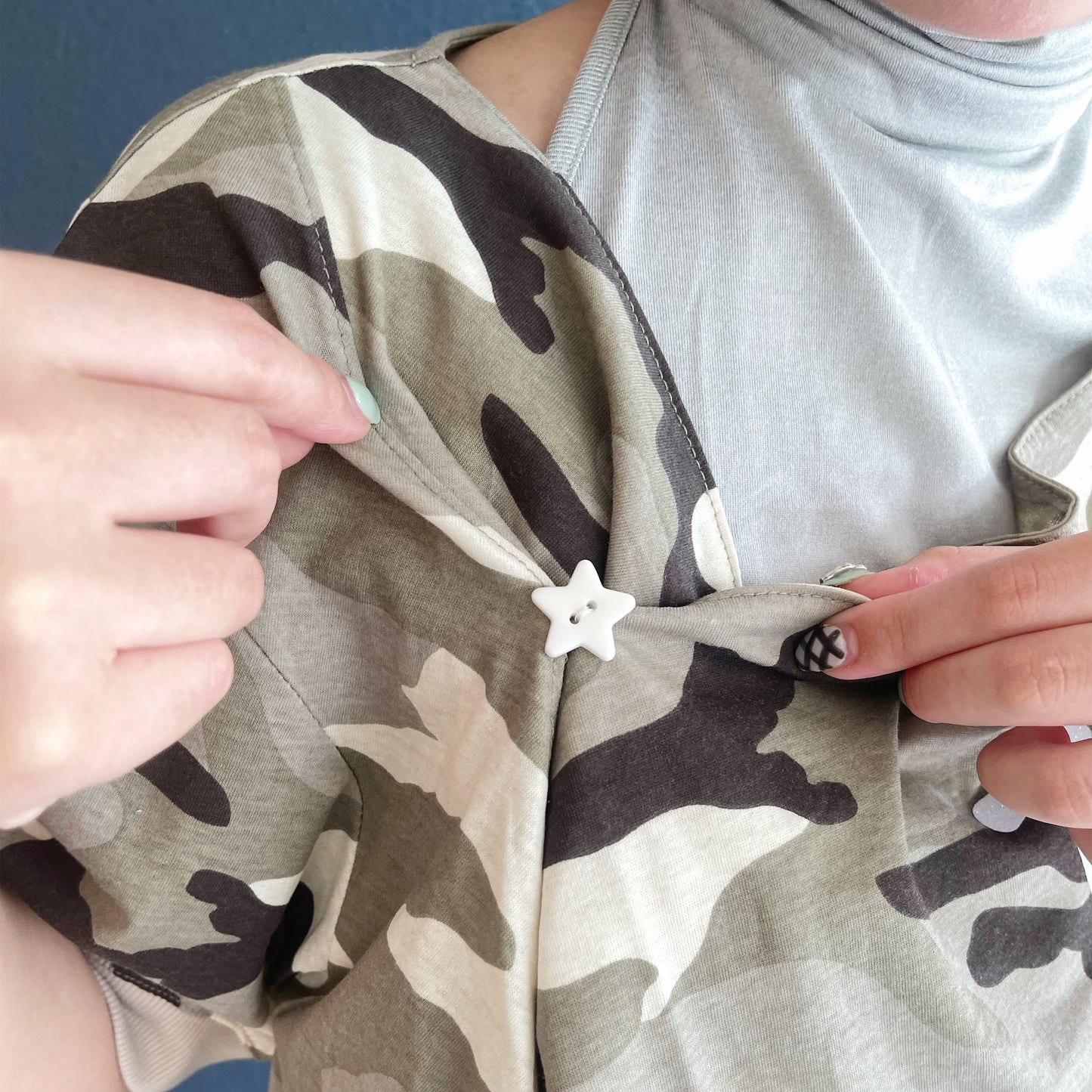 [fa.er.ie] cowl neck button t-shirt / camo / スターボタンカモTシャツ