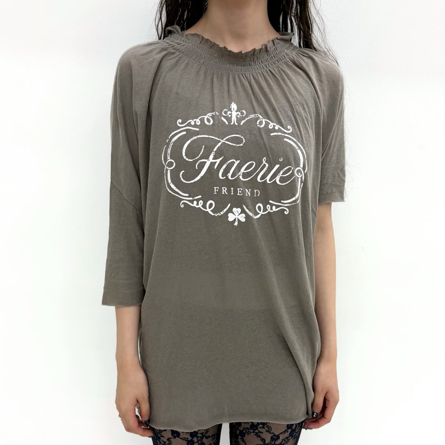 [fa.er.ie] sui loose top / taupe / シャーリングプリントトップ