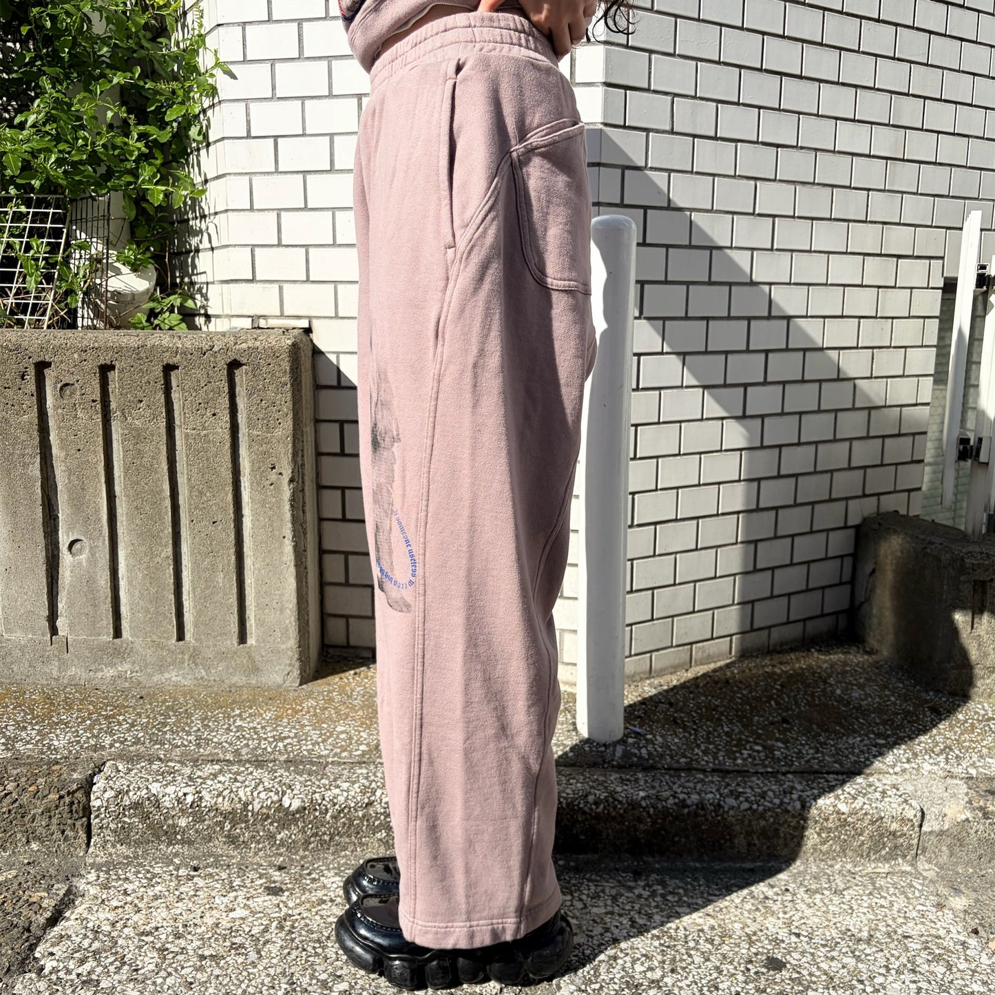 OFFSET PANTS / MOUVE / プリントスウェットパンツ