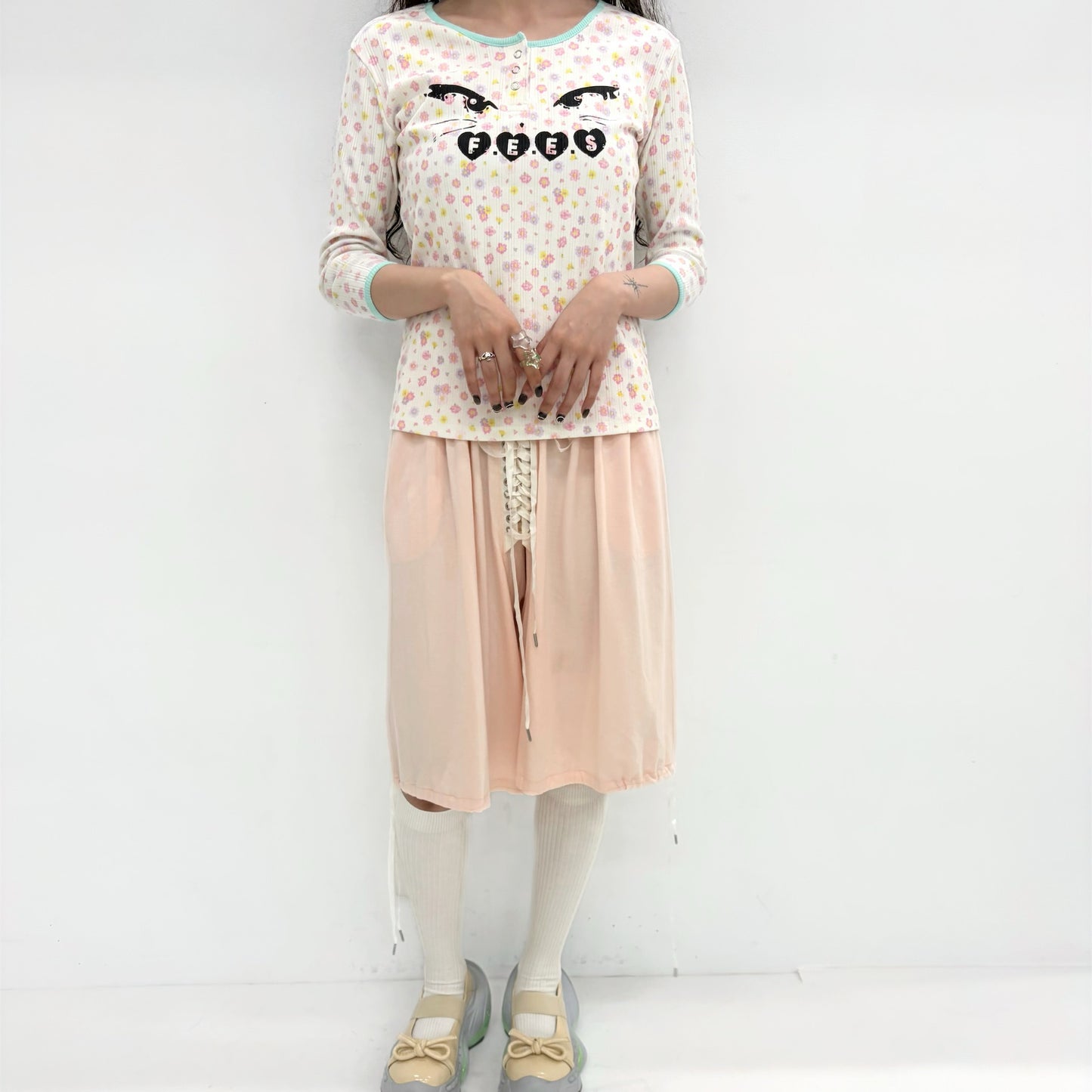 [F.E.E.S] kitty button flower top / ivory / プリントフラワートップ