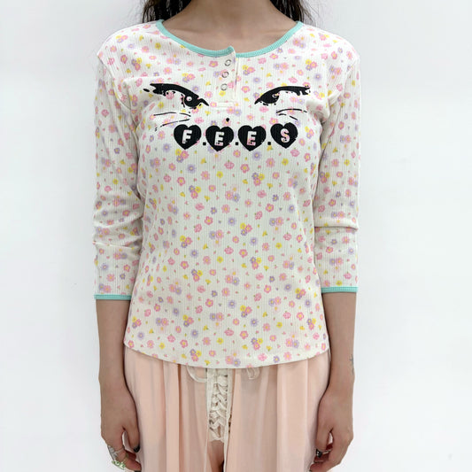 [F.E.E.S] kitty button flower top / ivory / プリントフラワートップ