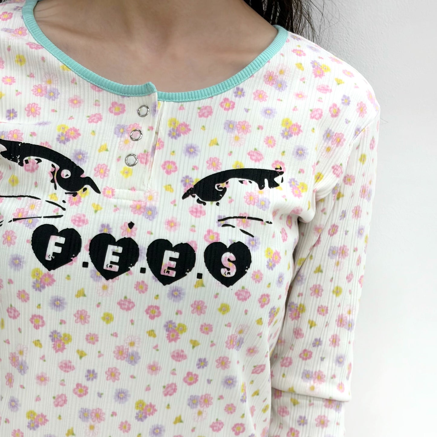 [F.E.E.S] kitty button flower top / ivory / プリントフラワートップ