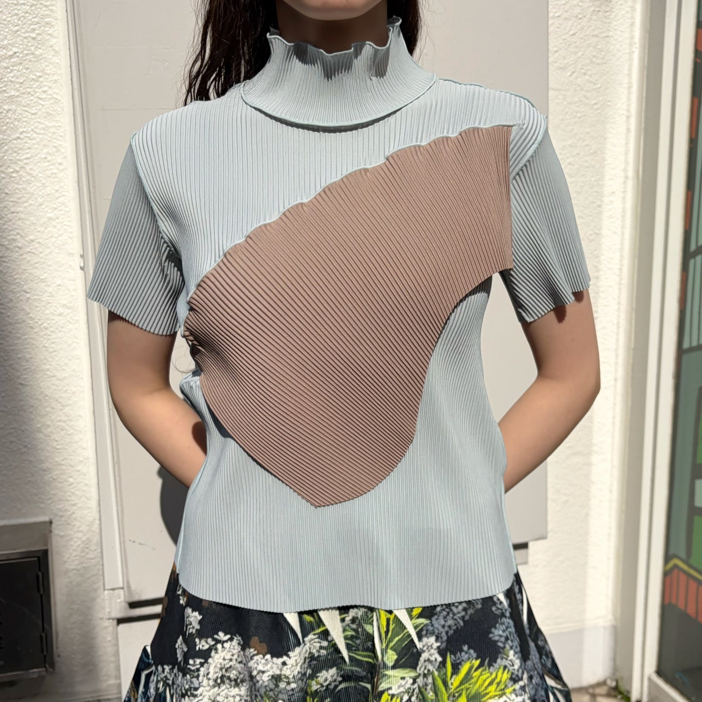 kotohayokozawa（コトハヨコザワ）　ハイネックプリーツトップス TODO WAVE TOP *SHORTSLEEVE HIGHNECK / TITANIUM / プリーツ
